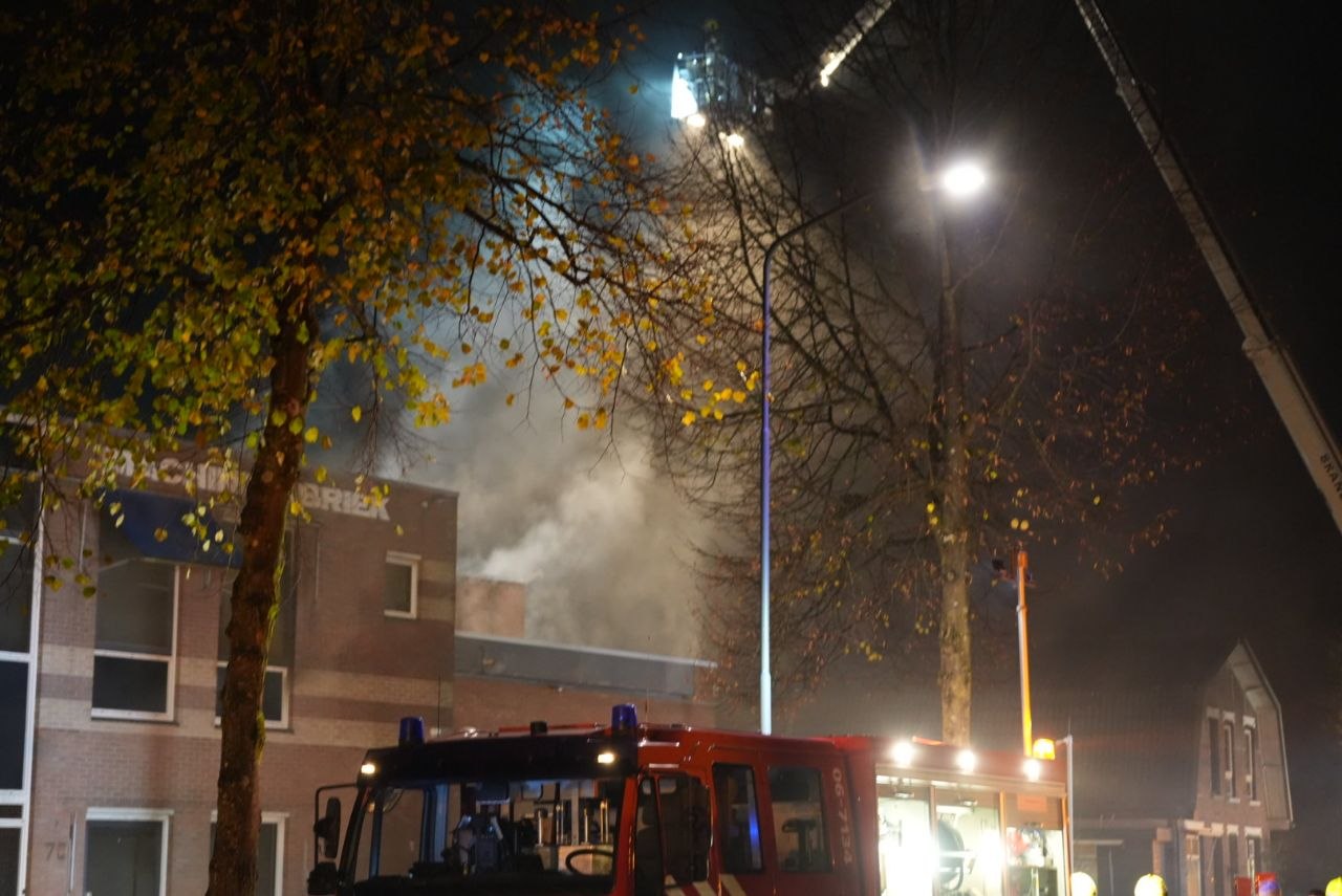 Grote brand bij bedrijfspand