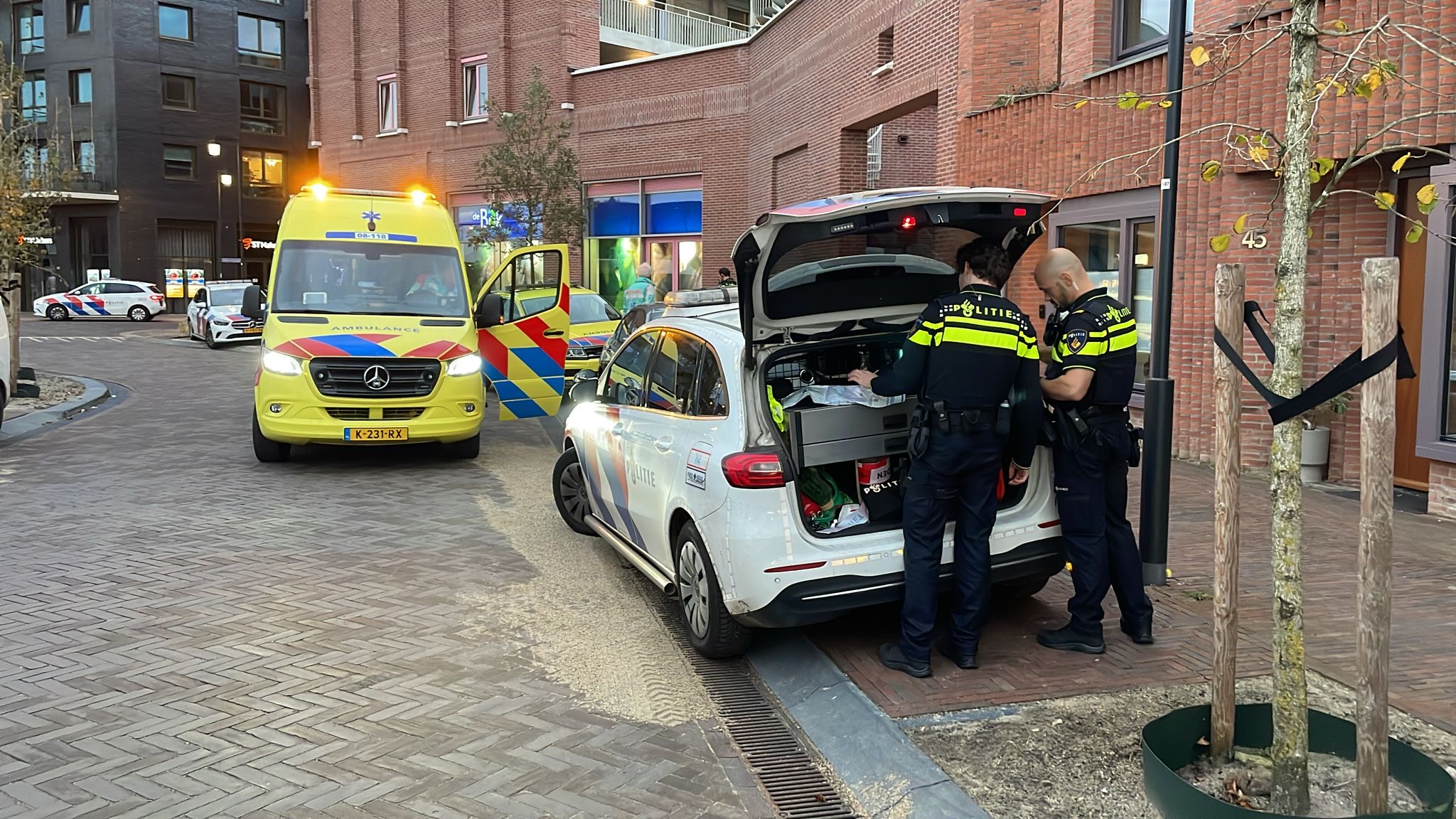 Vrouw gewond bij steekincident, politie zoekt verdachte man