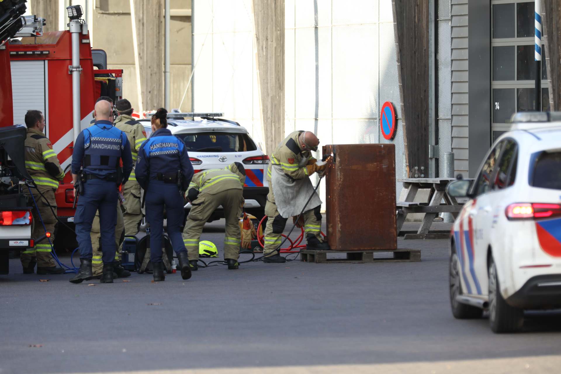 Brandweer snijdt aangetroffen kluis open op gemeentewerf, politie onderzoekt herkomst