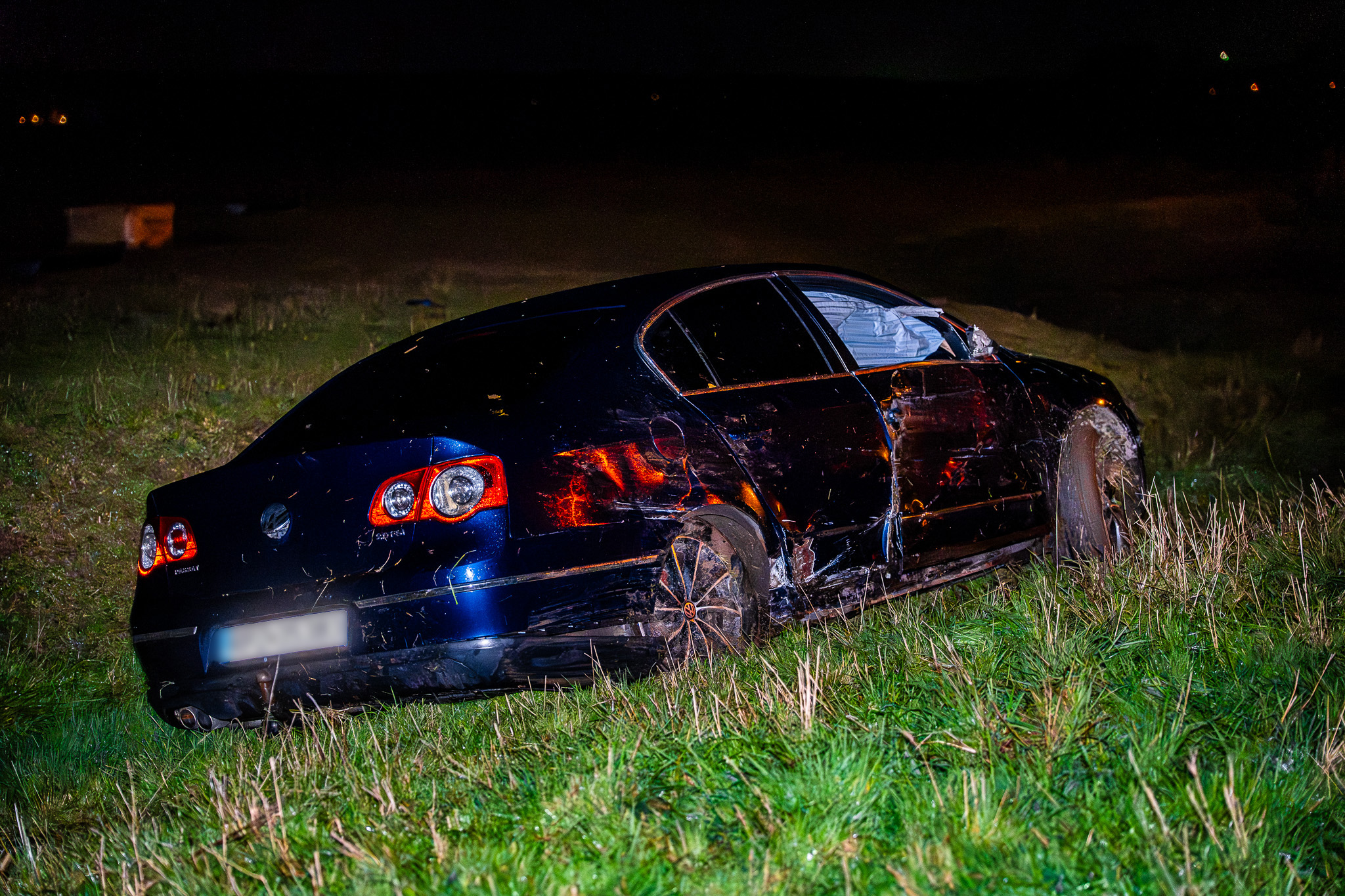 Auto raakt van dijk en botst tegen hekwerk