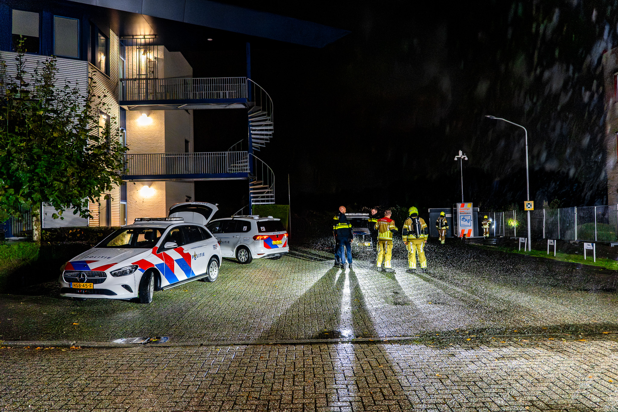 Ramen ingegooid bij toekomstig AZC-gebouw, politie onderzoekt vernieling