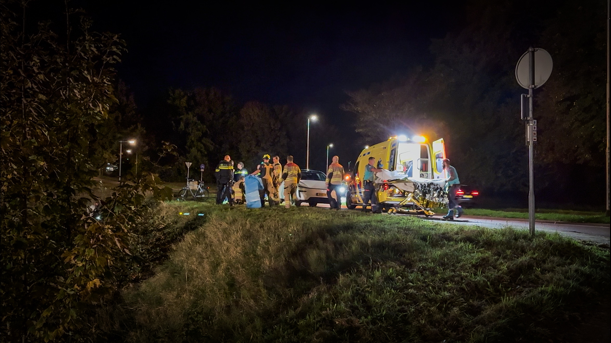 Omstanders horen geschreeuw: persoon blijkt in grote vijver gevallen te zijn