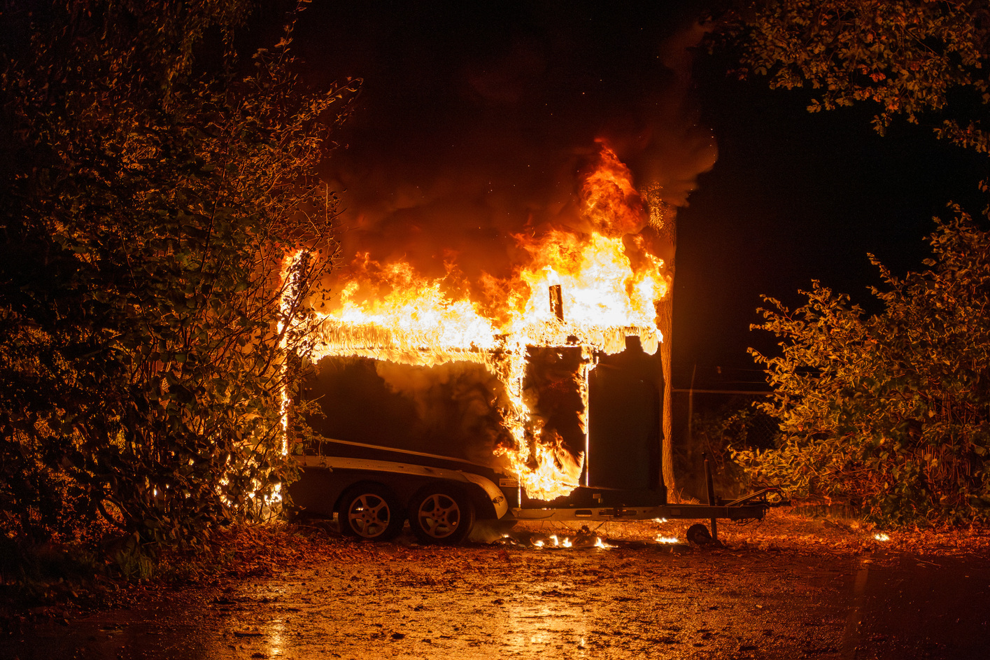 Aanhanger met velgen en banden uitgebrand, brandstichting niet uitgesloten