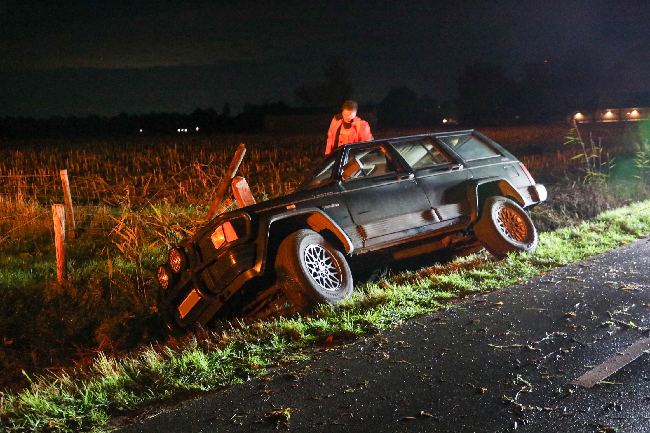 Bestuurder rijdt Jeep sloot in en verlaat plaats van ongeval
