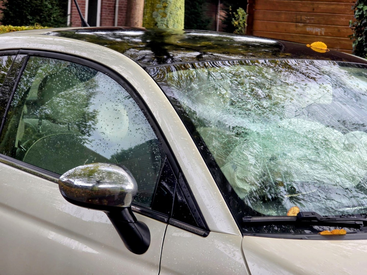Auto botst op geparkeerd voertuig