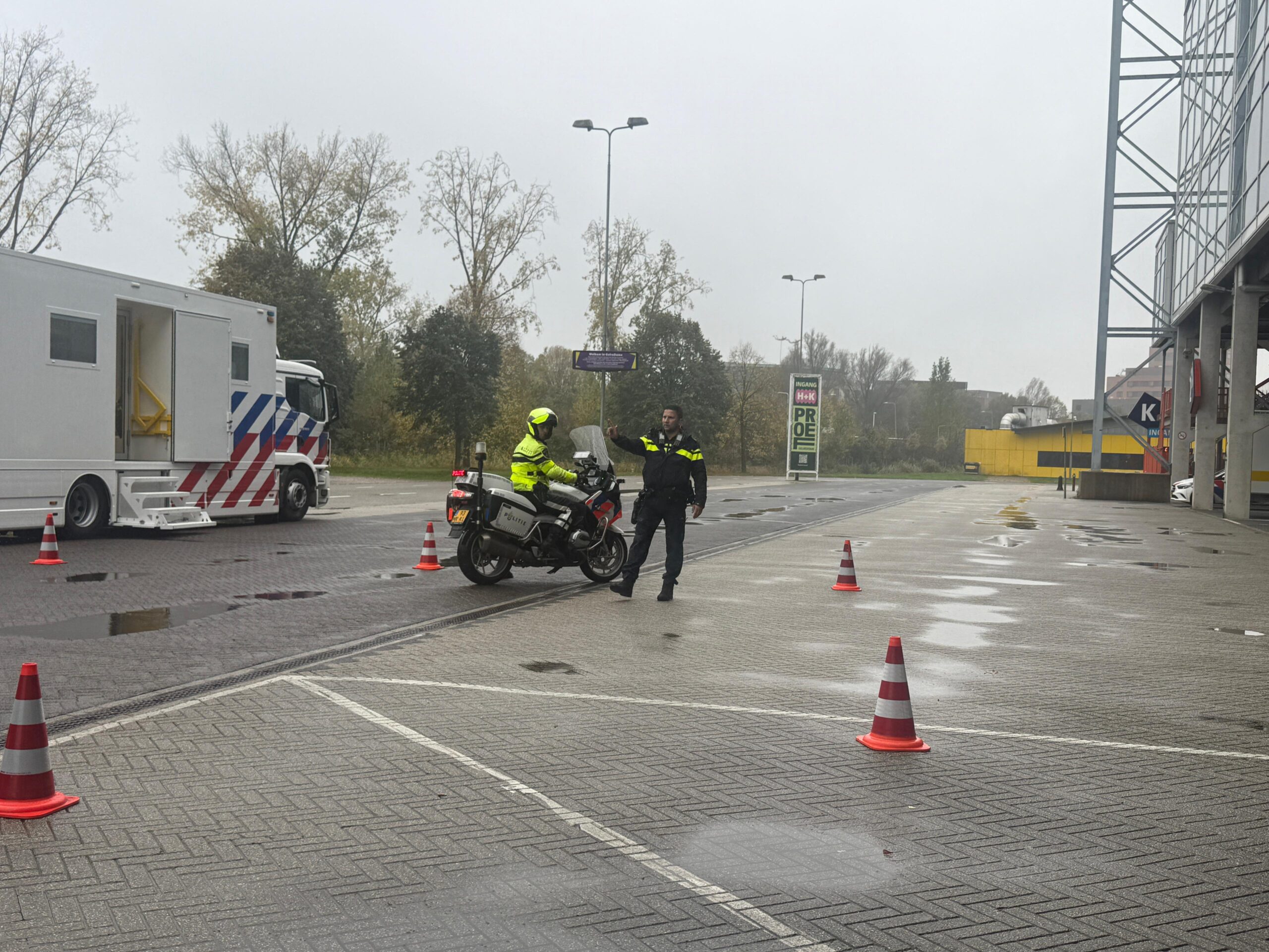 Verkeerscontrole bij GelreDome levert boetes en aanhouding op