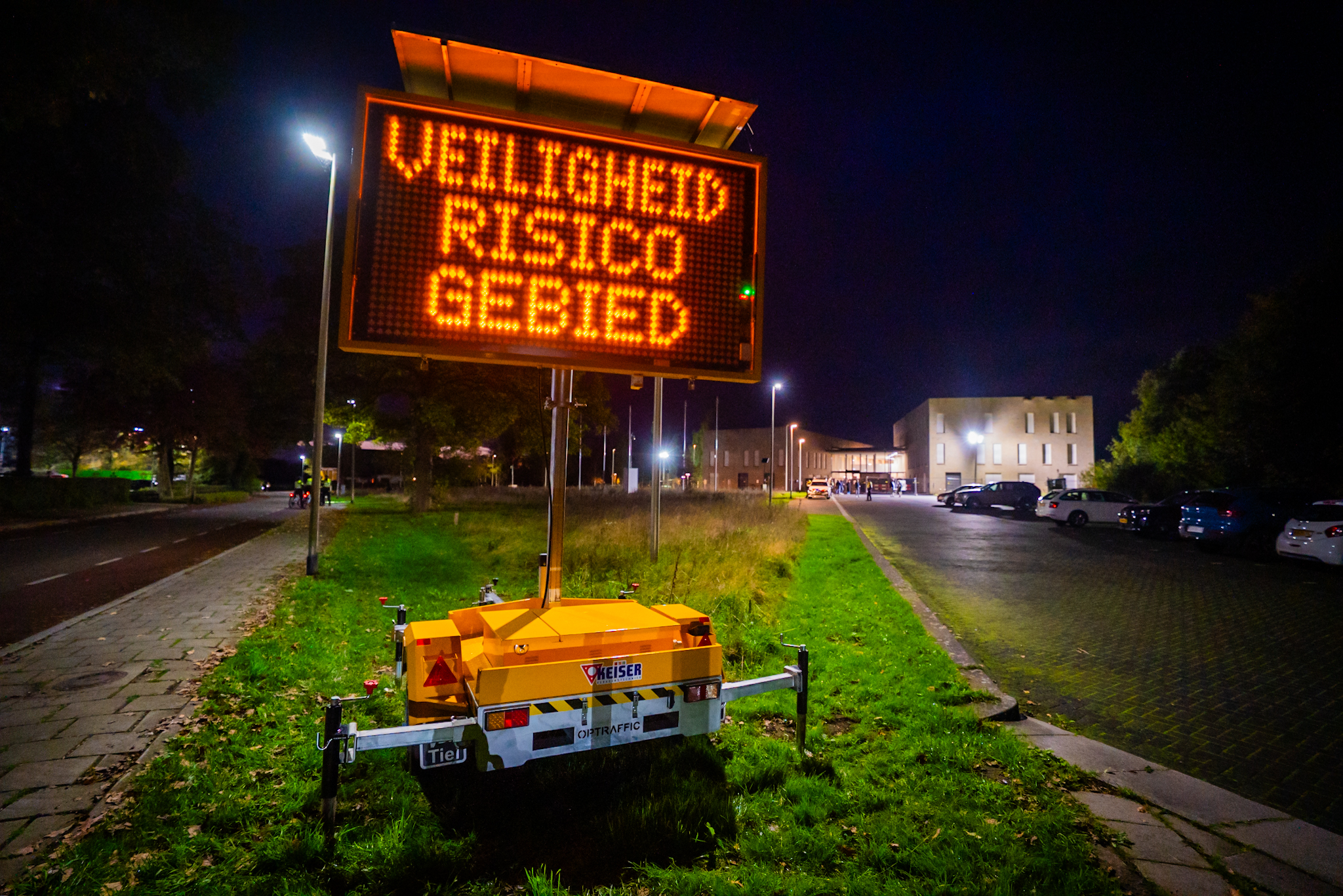 Gemeentehuis veiligheidsrisicogebied bij raadsvergadering over opvang minderjarige vluchtelingen