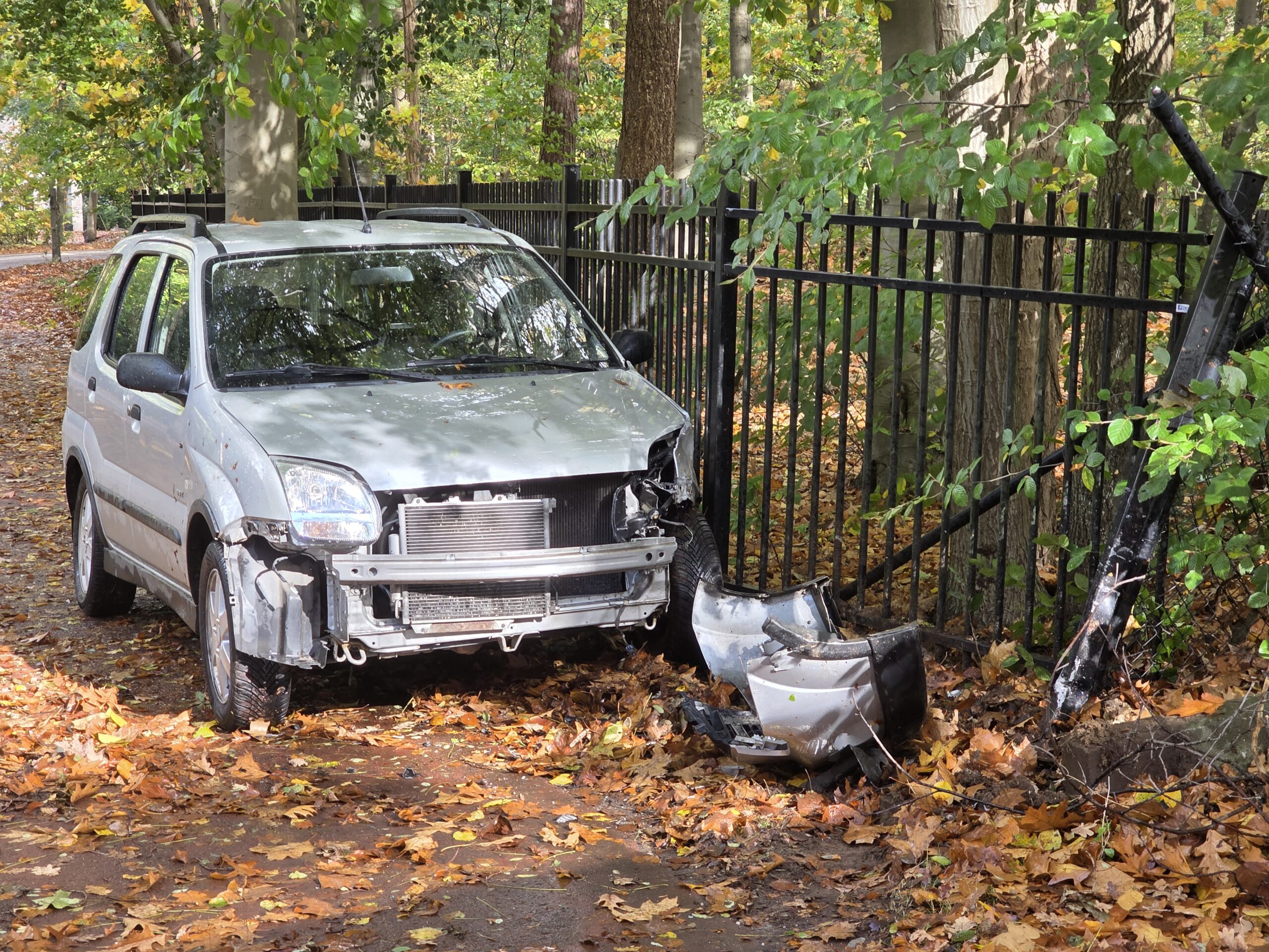PostNL-bus en auto botsen op kruising