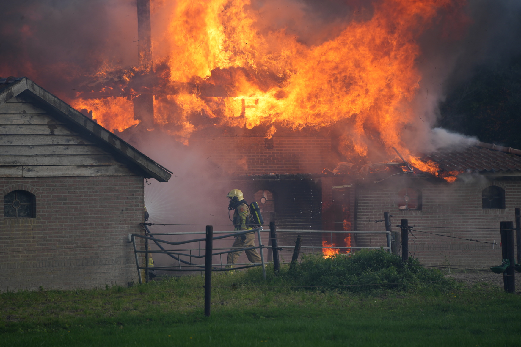Uitslaande brand verwoest schuur