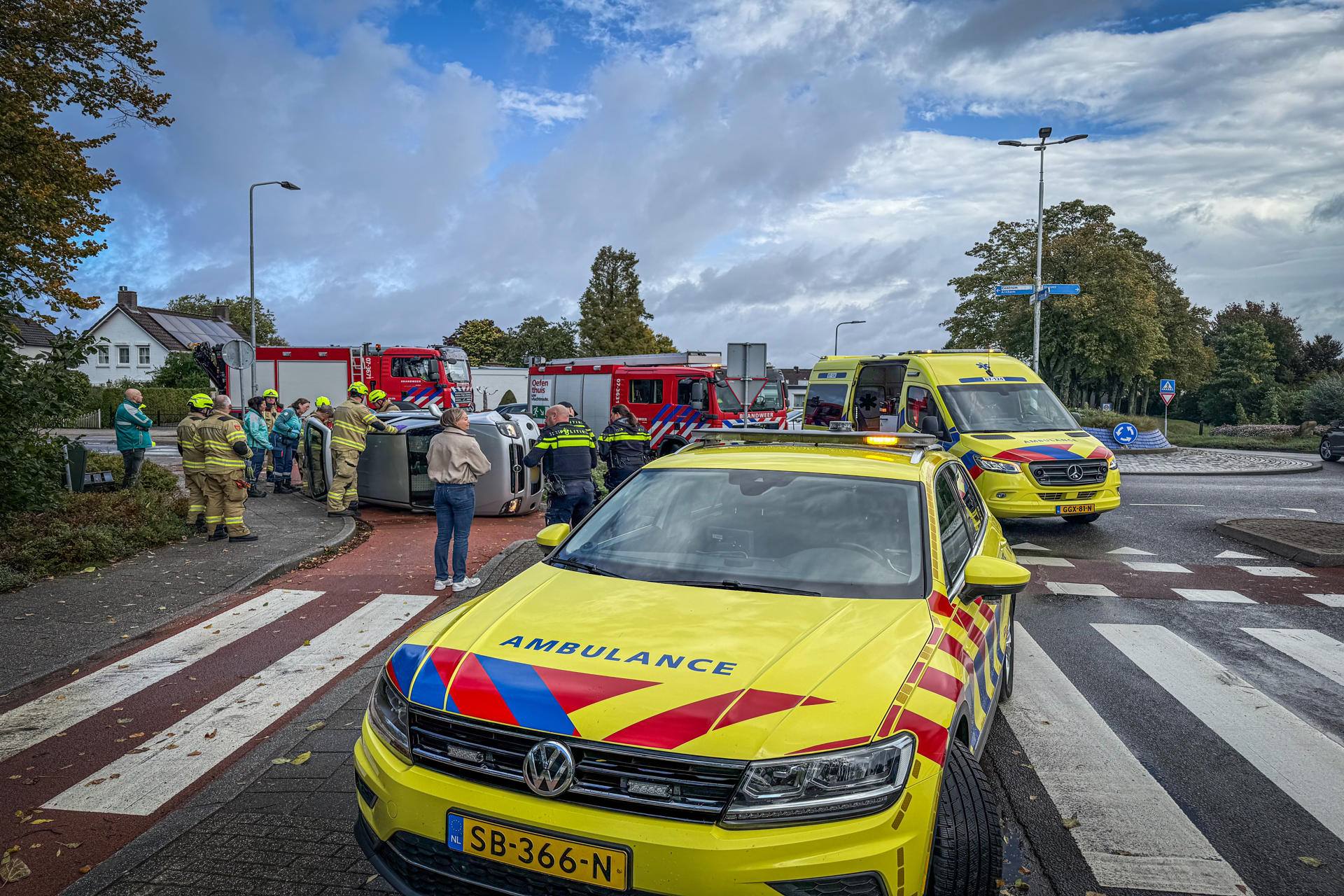 Auto belandt op zijkant na ongeluk op rotonde