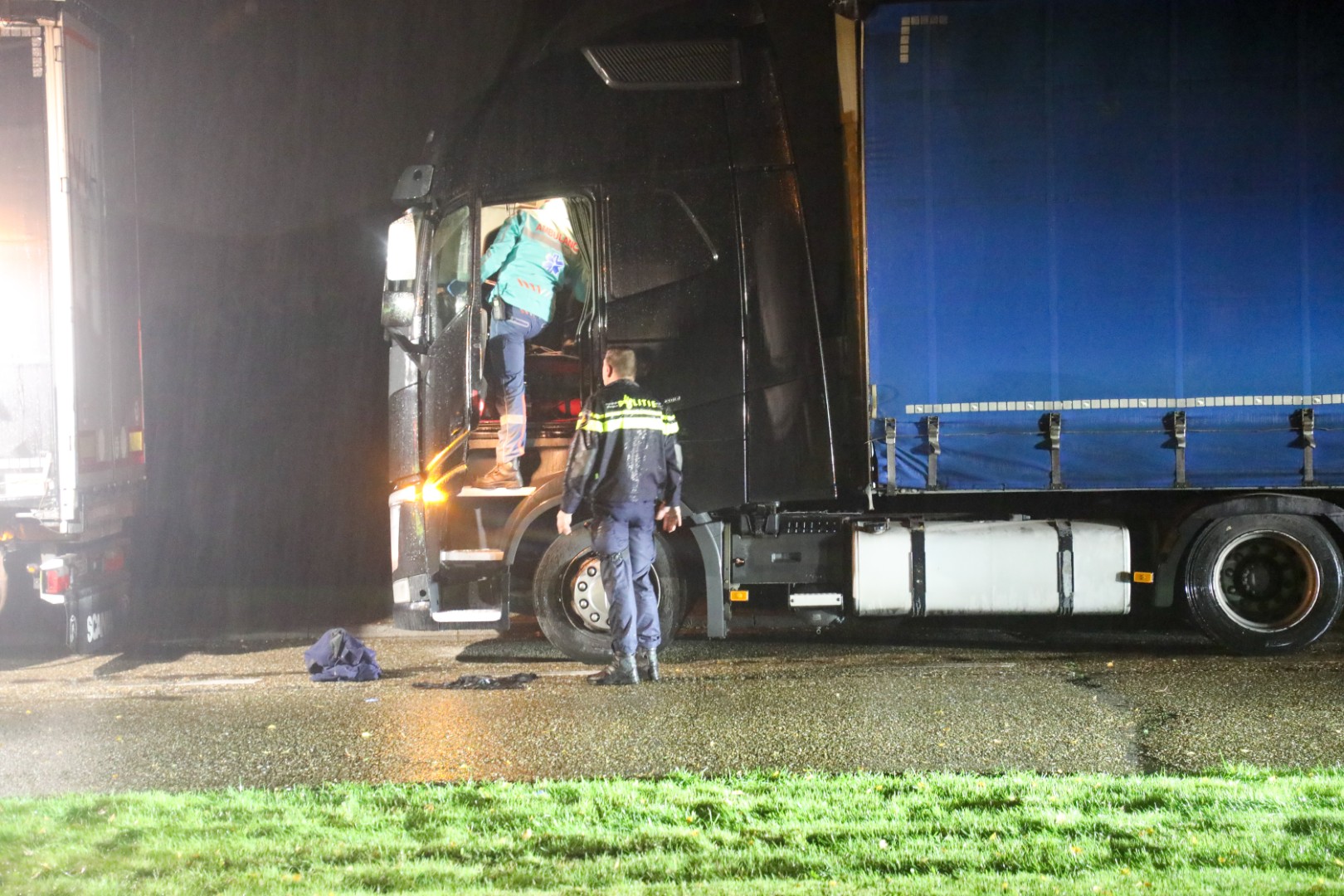 Vrachtwagenchauffeur overlijdt na onwel wording op parkeerplaats