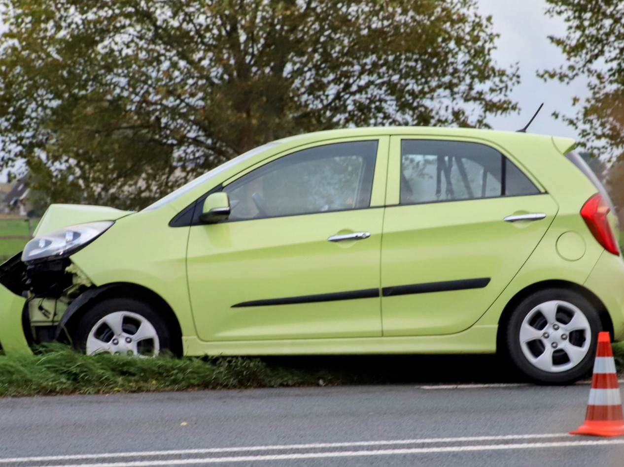 Auto rijdt tegen lantaarnpaal, bestuurder door ambulance gecontroleerd