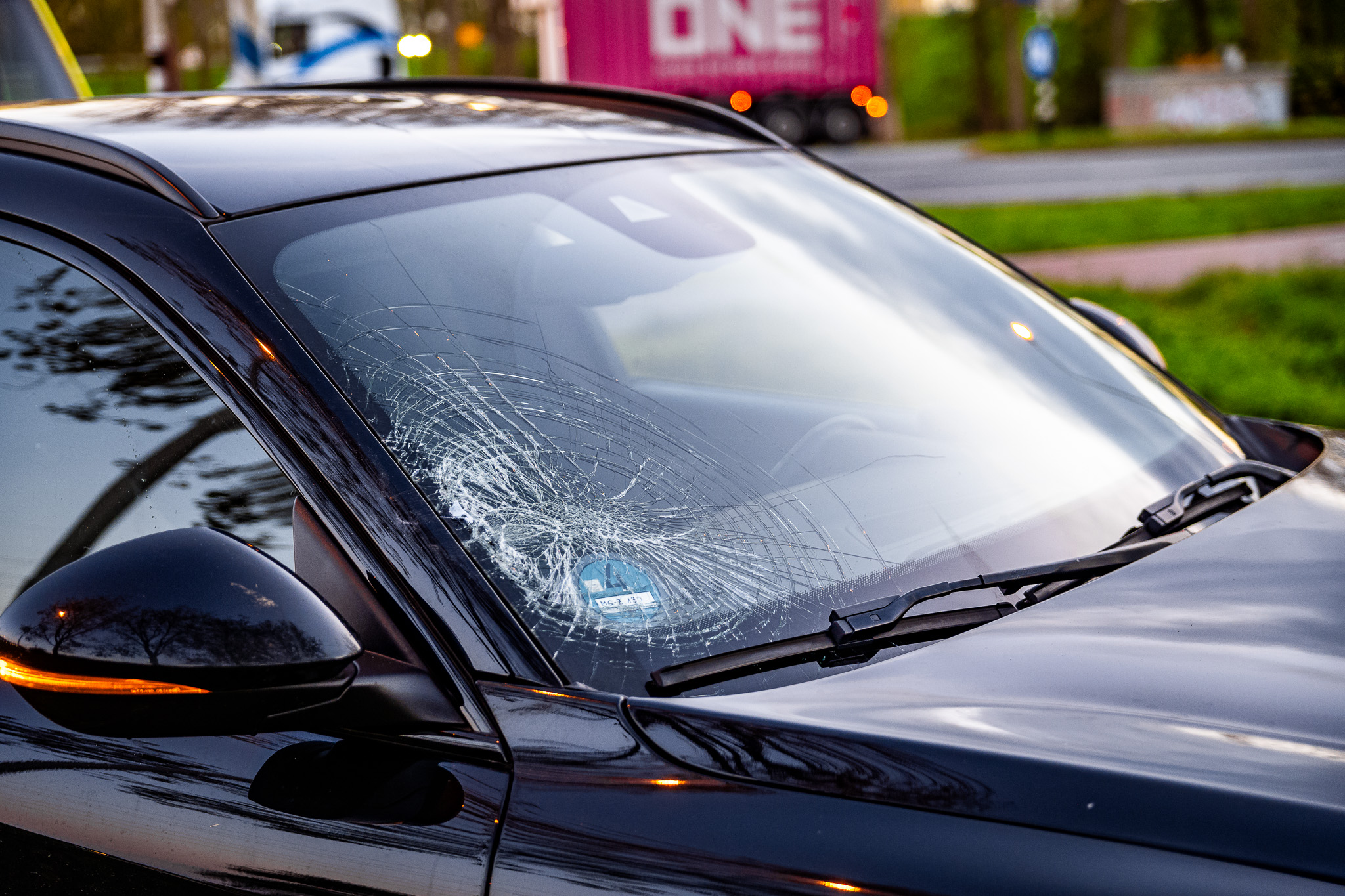 Fietser en auto met elkaar in botsing, flinke krater in voorruit