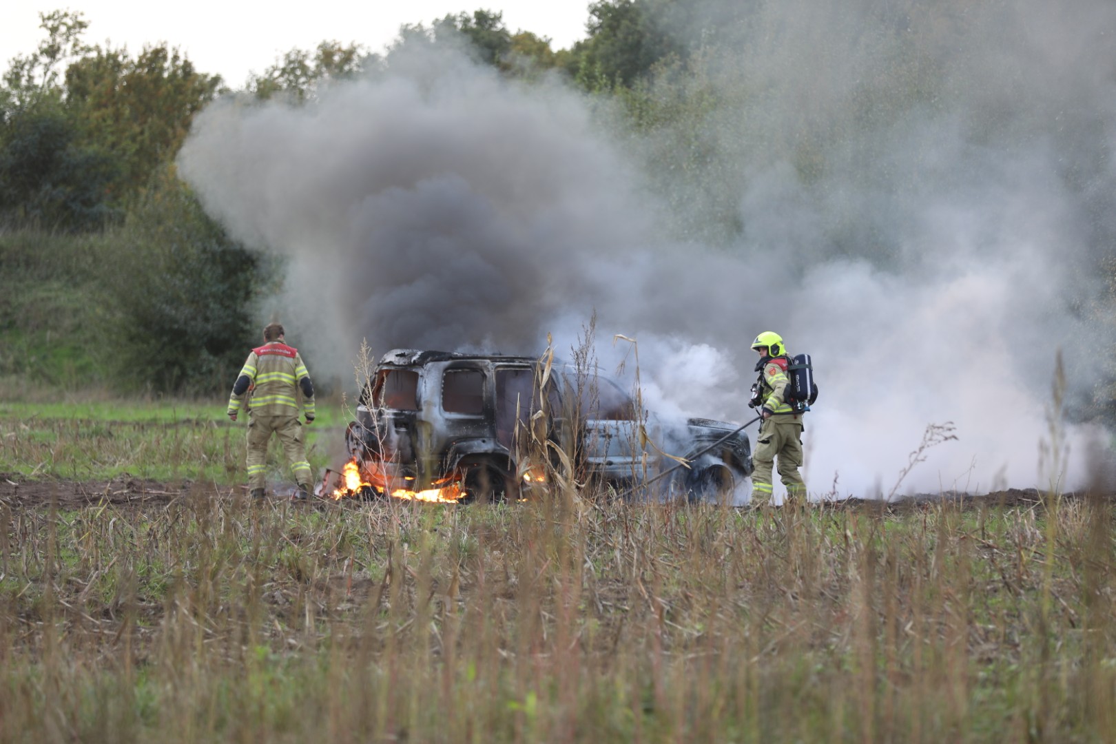 Crossauto volledig uitgebrand op terrein