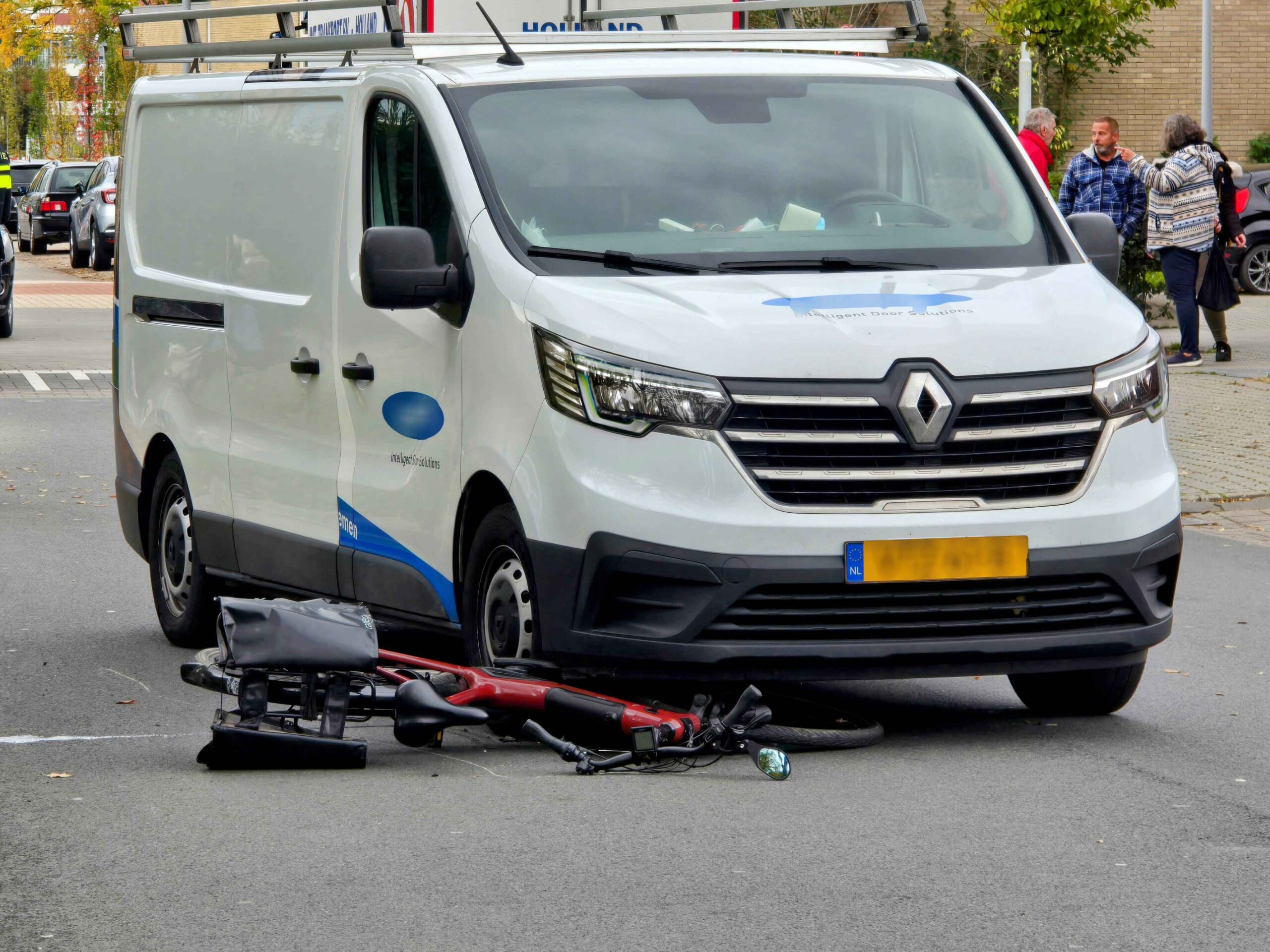 Fietser met hoofdwond naar ziekenhuis na botsing met bedrijfsbus