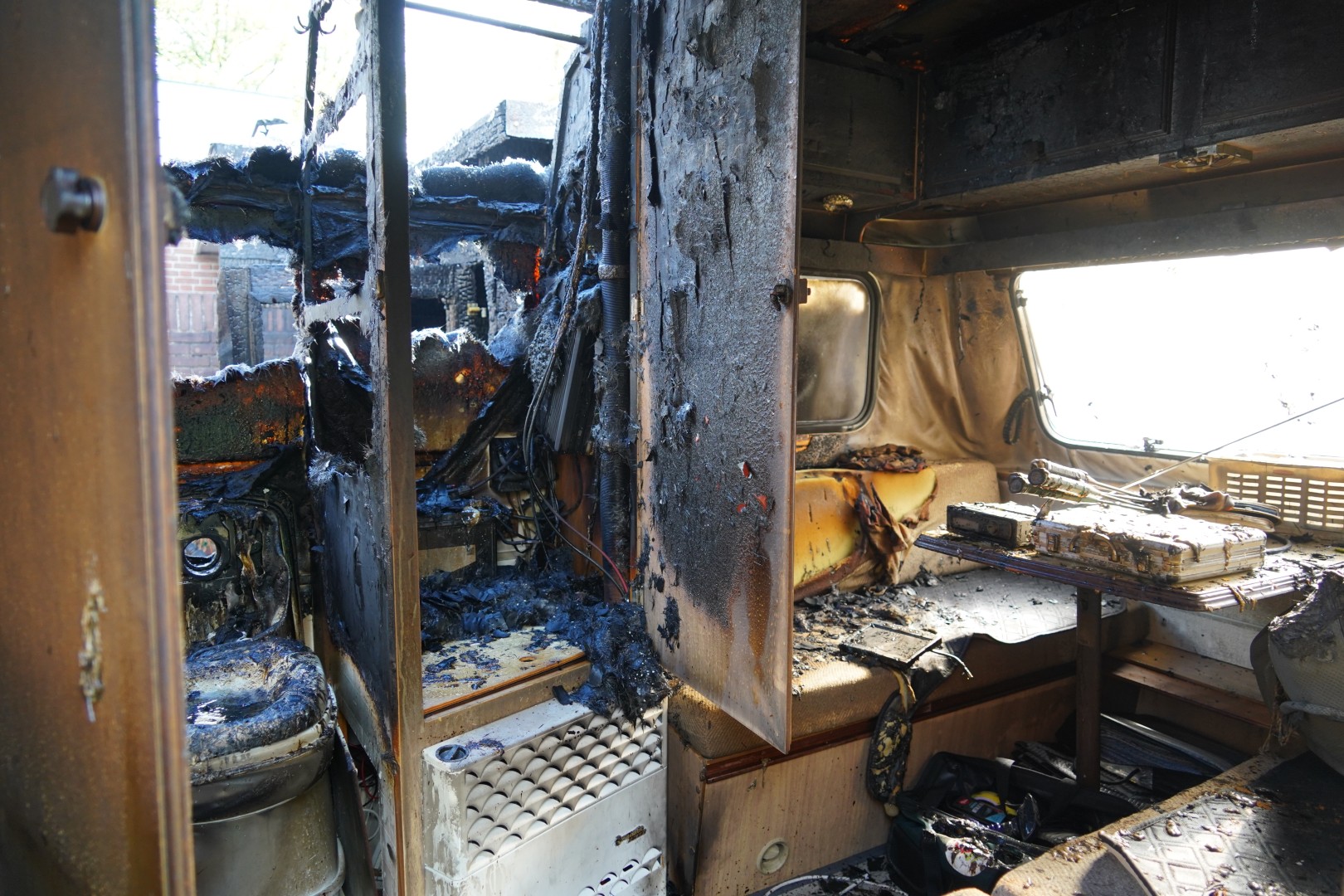 Schuur en caravan verwoest bij uitslaande brand