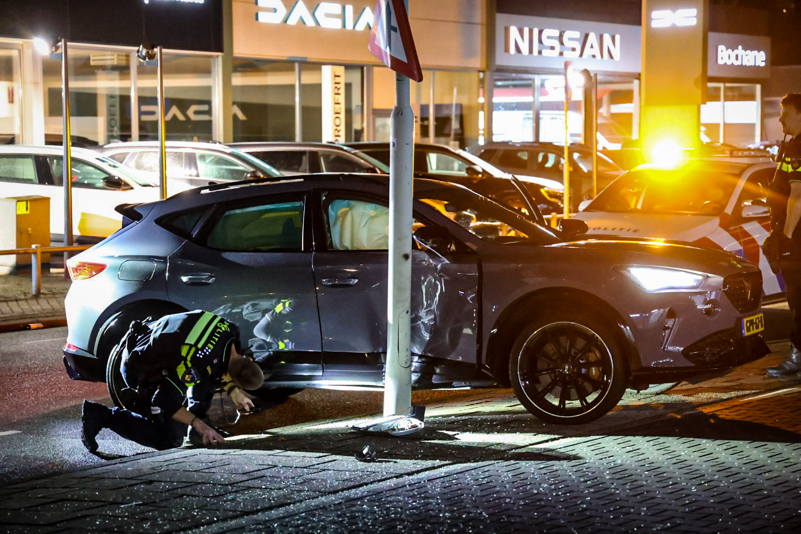 Auto botst tegen lantaarnpaal op industrieterrein