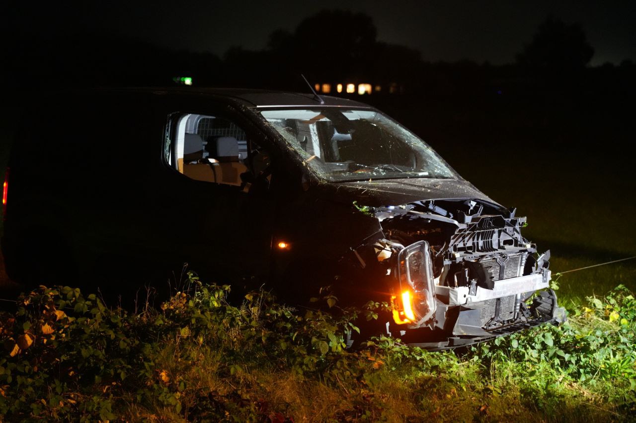 Busje belandt in weiland na eenzijdig ongeval