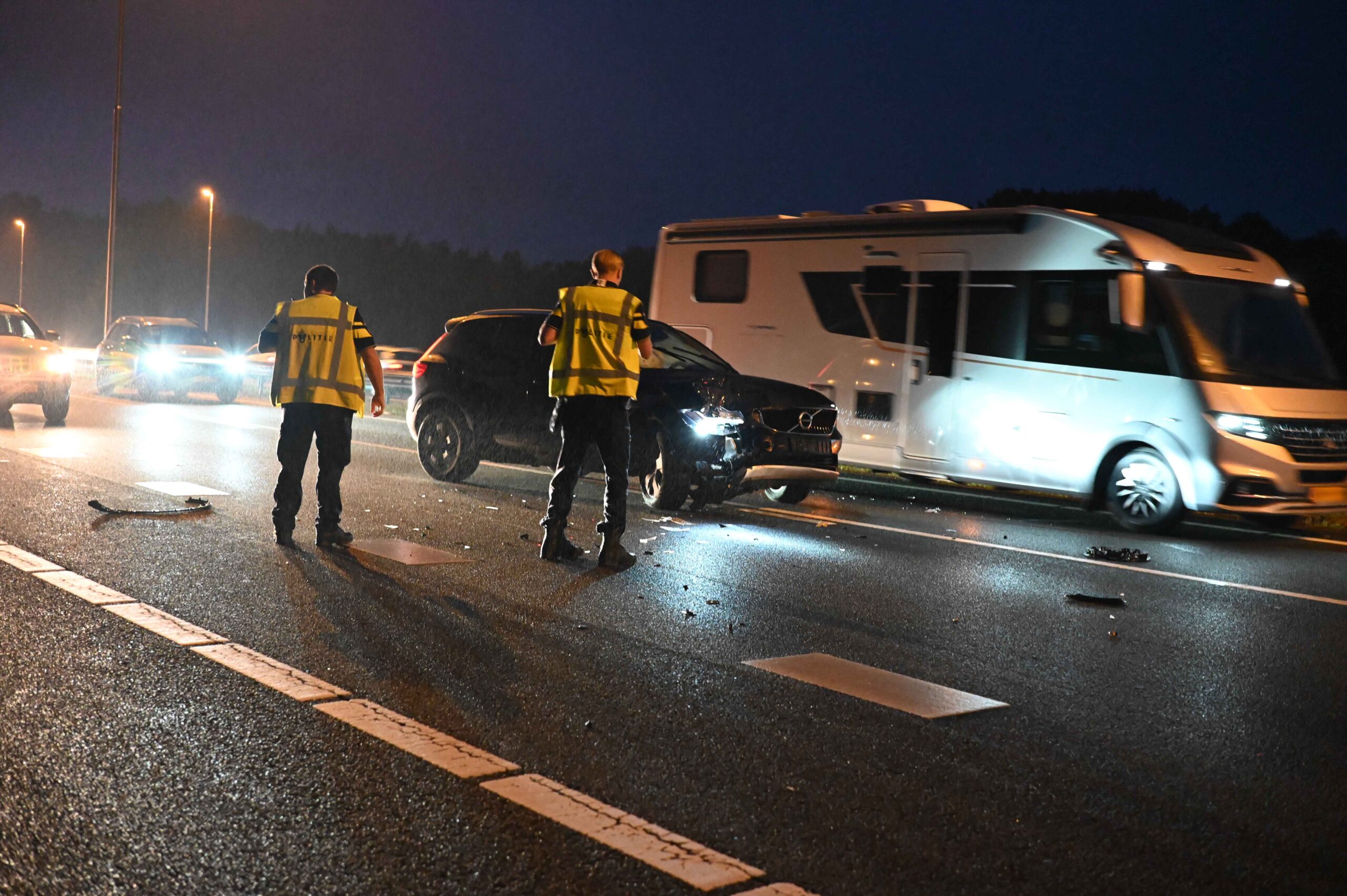 Automobilist crasht auto op snelweg terwijl hij onder invloed was