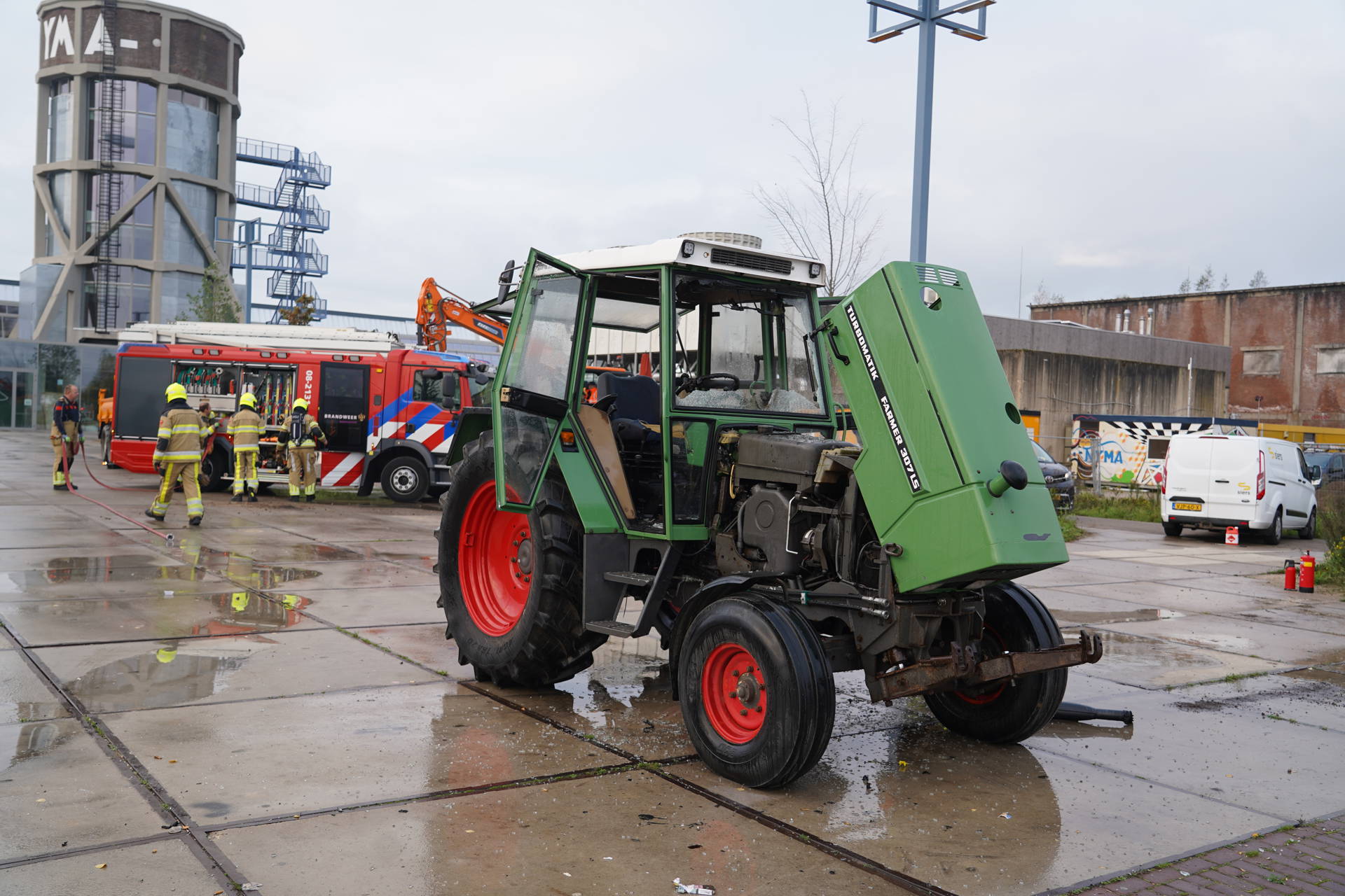 Tractor vliegt spontaan in brand