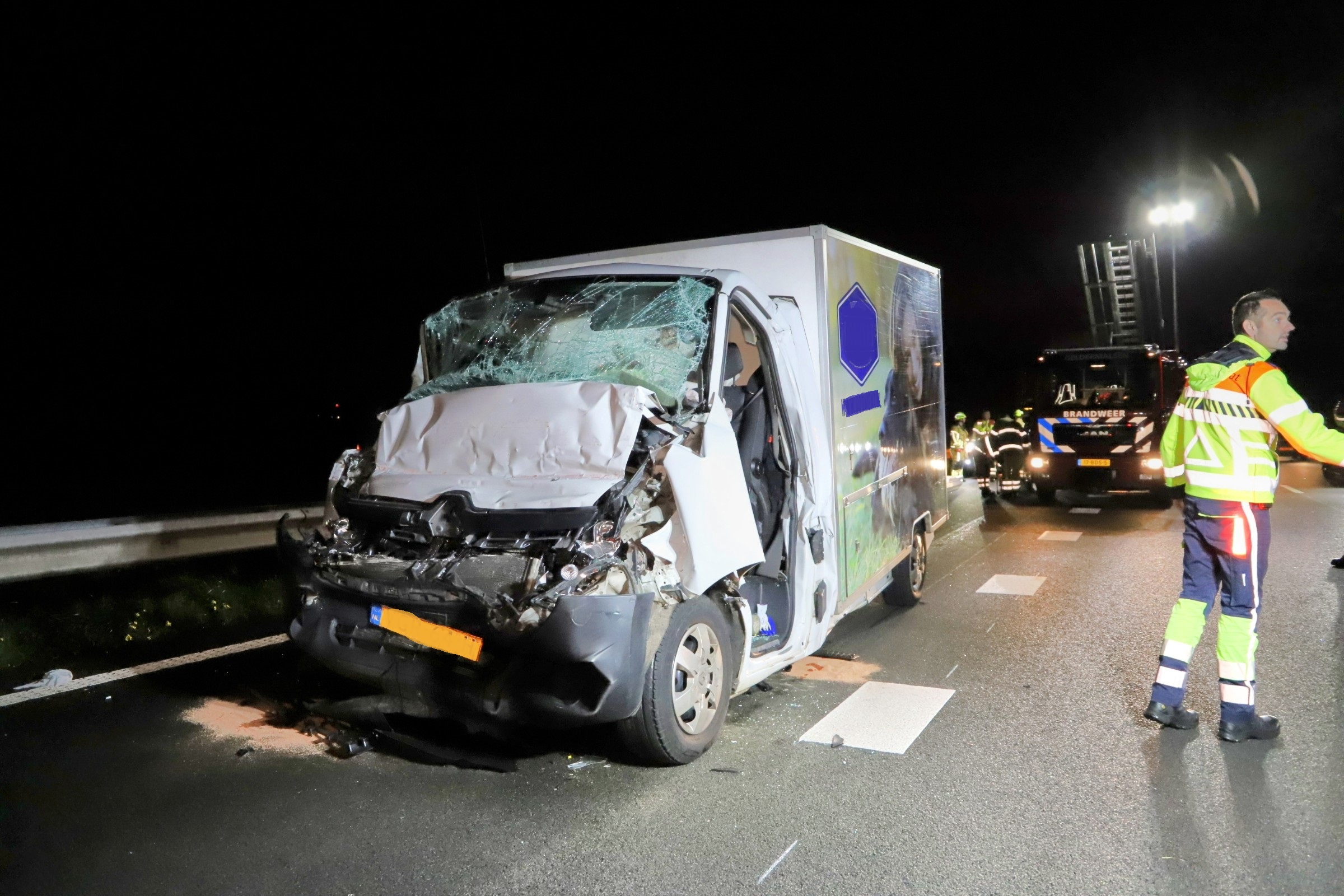 Bestelbus botst achterop vrachtwagen, bestuurder bekneld