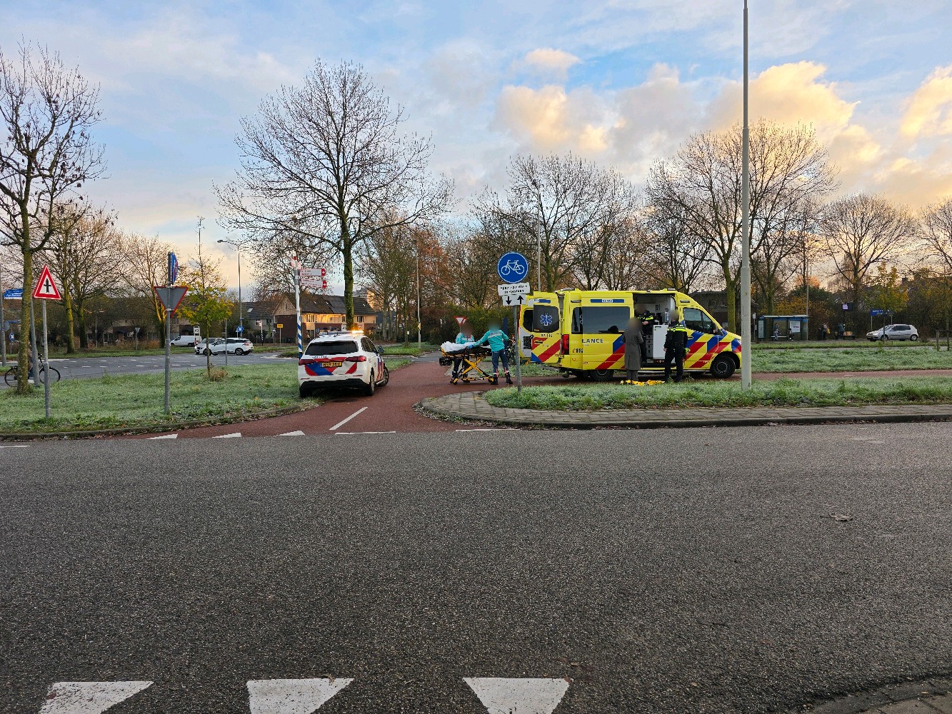 Fietsster breekt been door val op glad fietspad