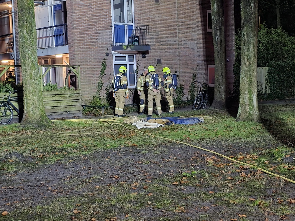 Matras vliegt in brand, bewoner in ambulance nagekeken