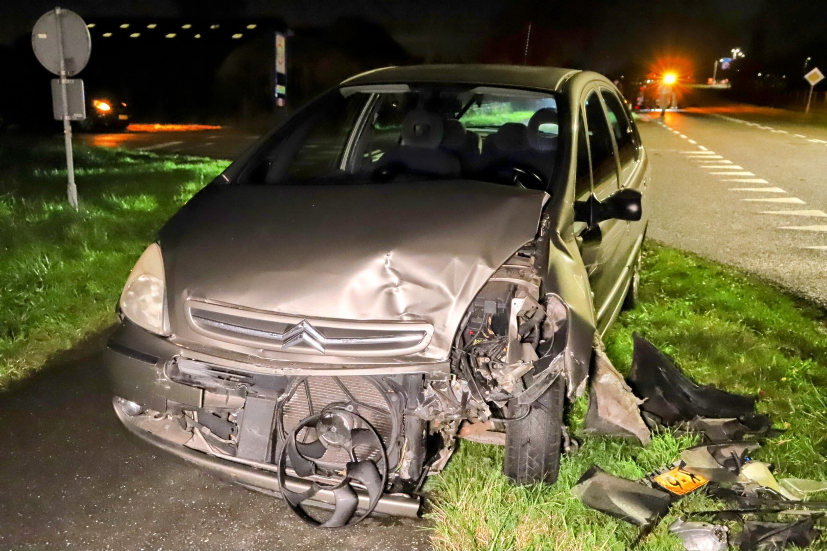 Auto total loss na botsing op kruising