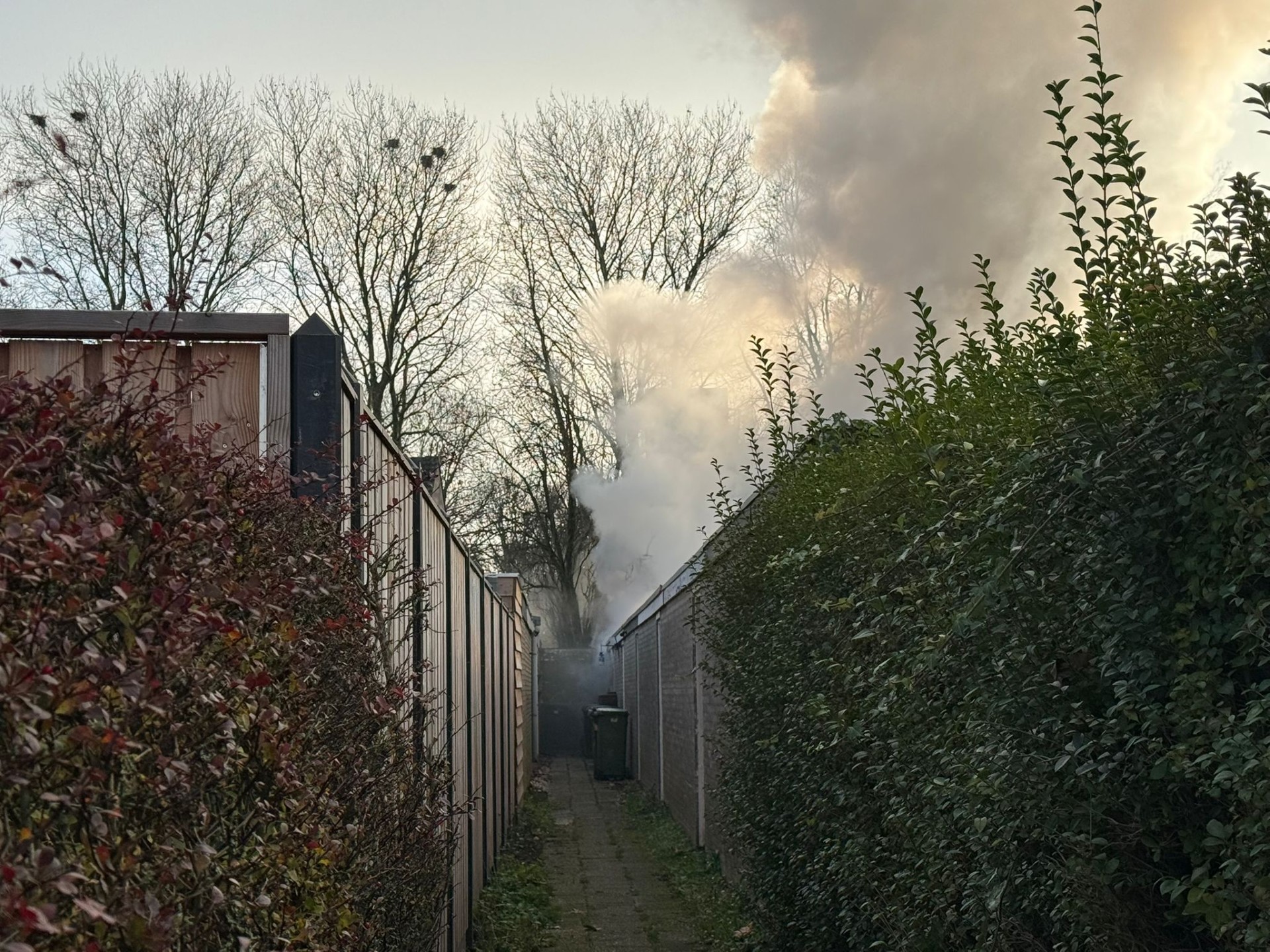Flinke rookontwikkeling bij brand in schuur