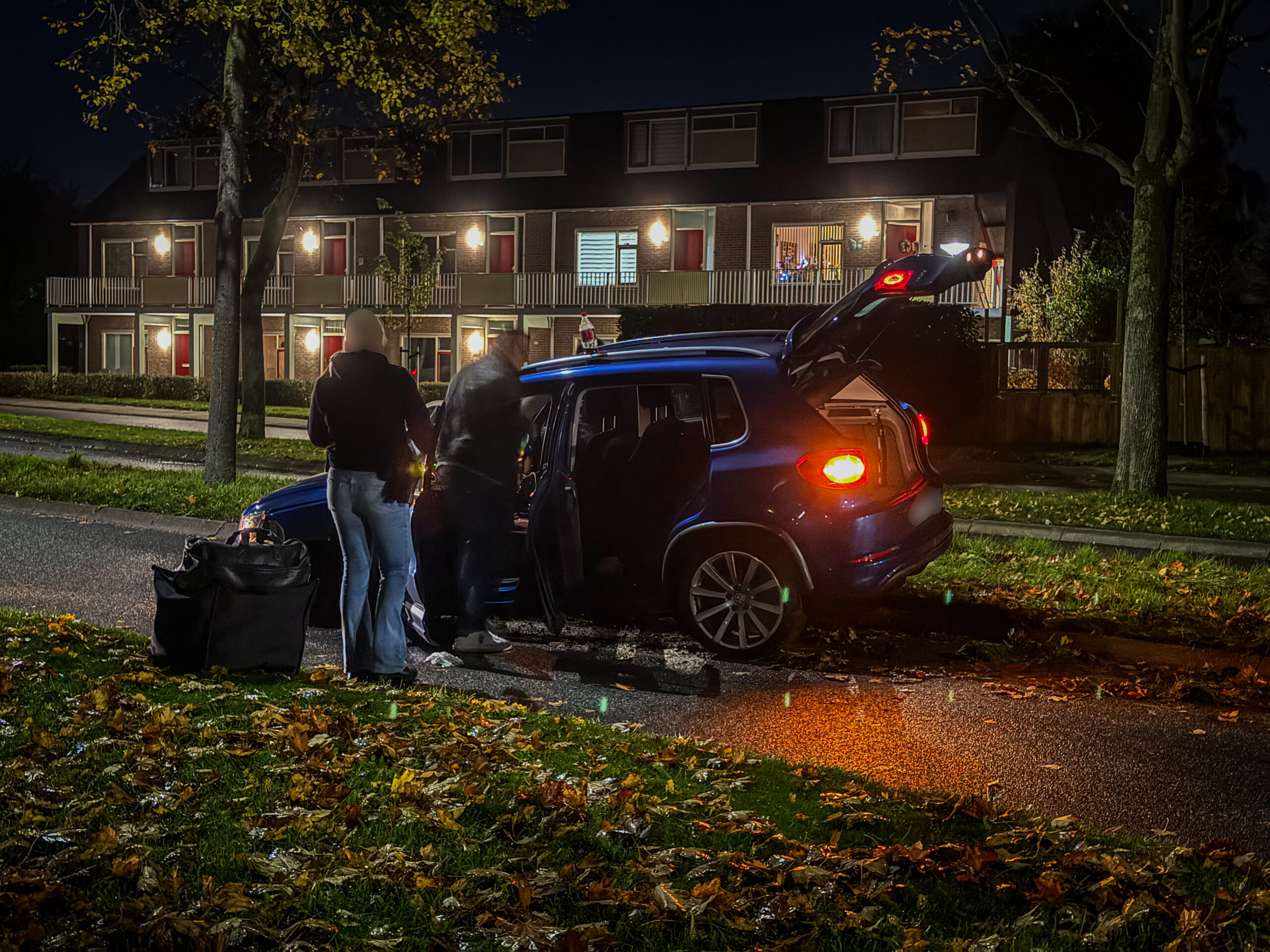 Auto raakt midden geleider en rijdt hek omver