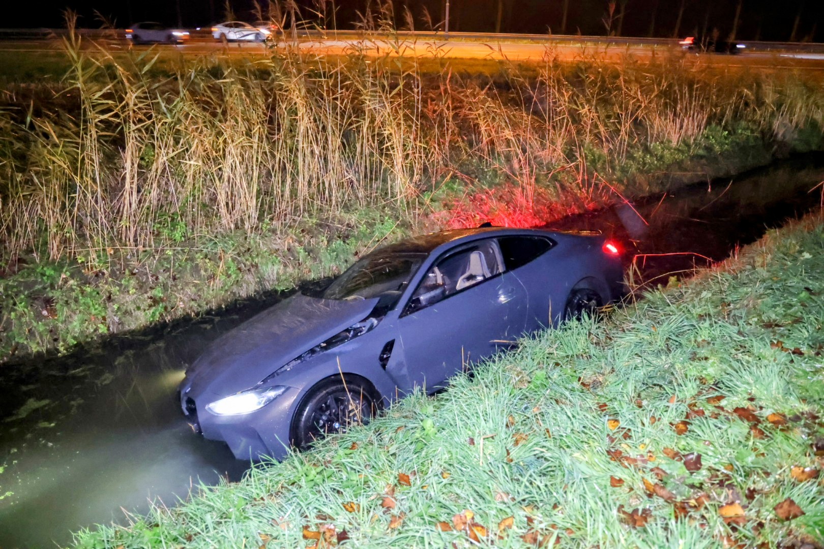 Dure auto belandt in sloot, bestuurder vlucht te voet