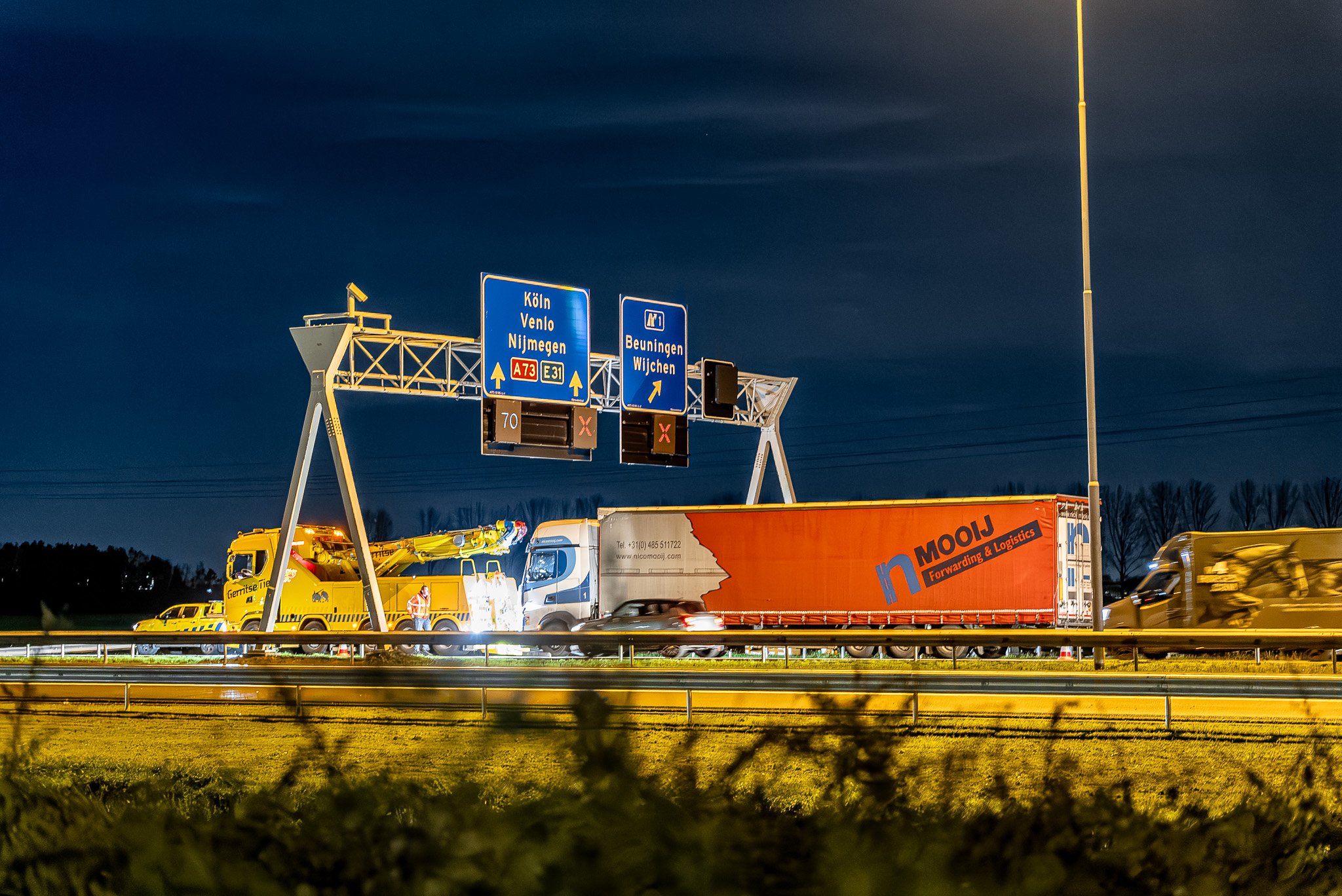 Stilgevallen vrachtwagen zorgt voor file op snelweg