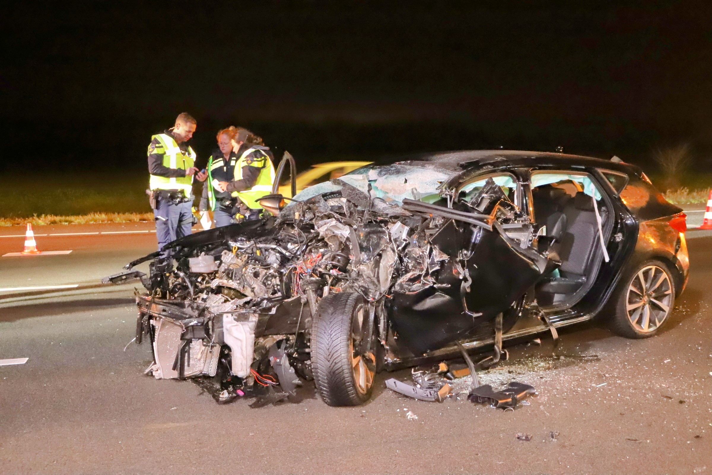 Zwaargewonde na botsing tegen pijlwagen op snelweg