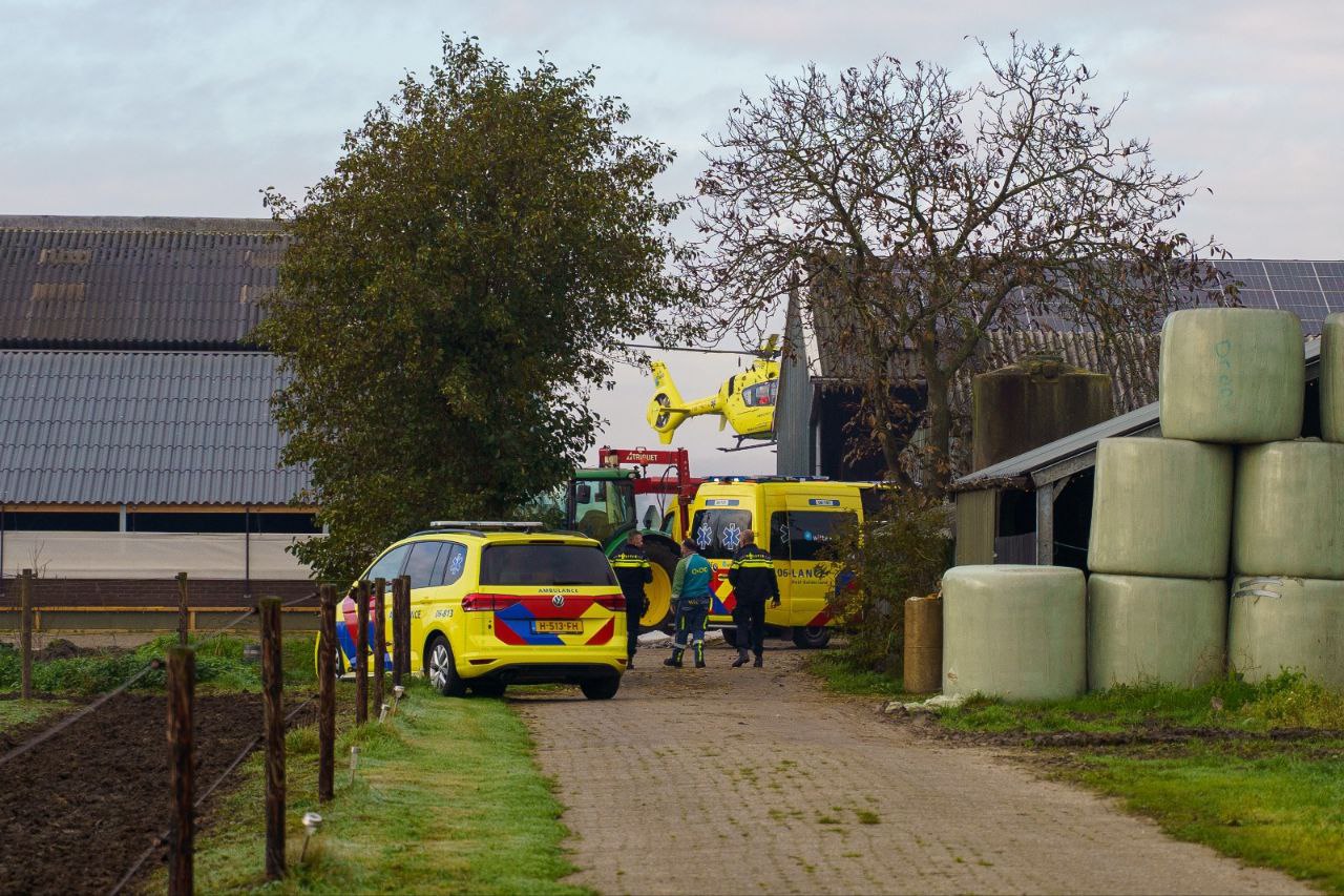 Scooterrijder ernstig gewond na botsing met tractor op erf