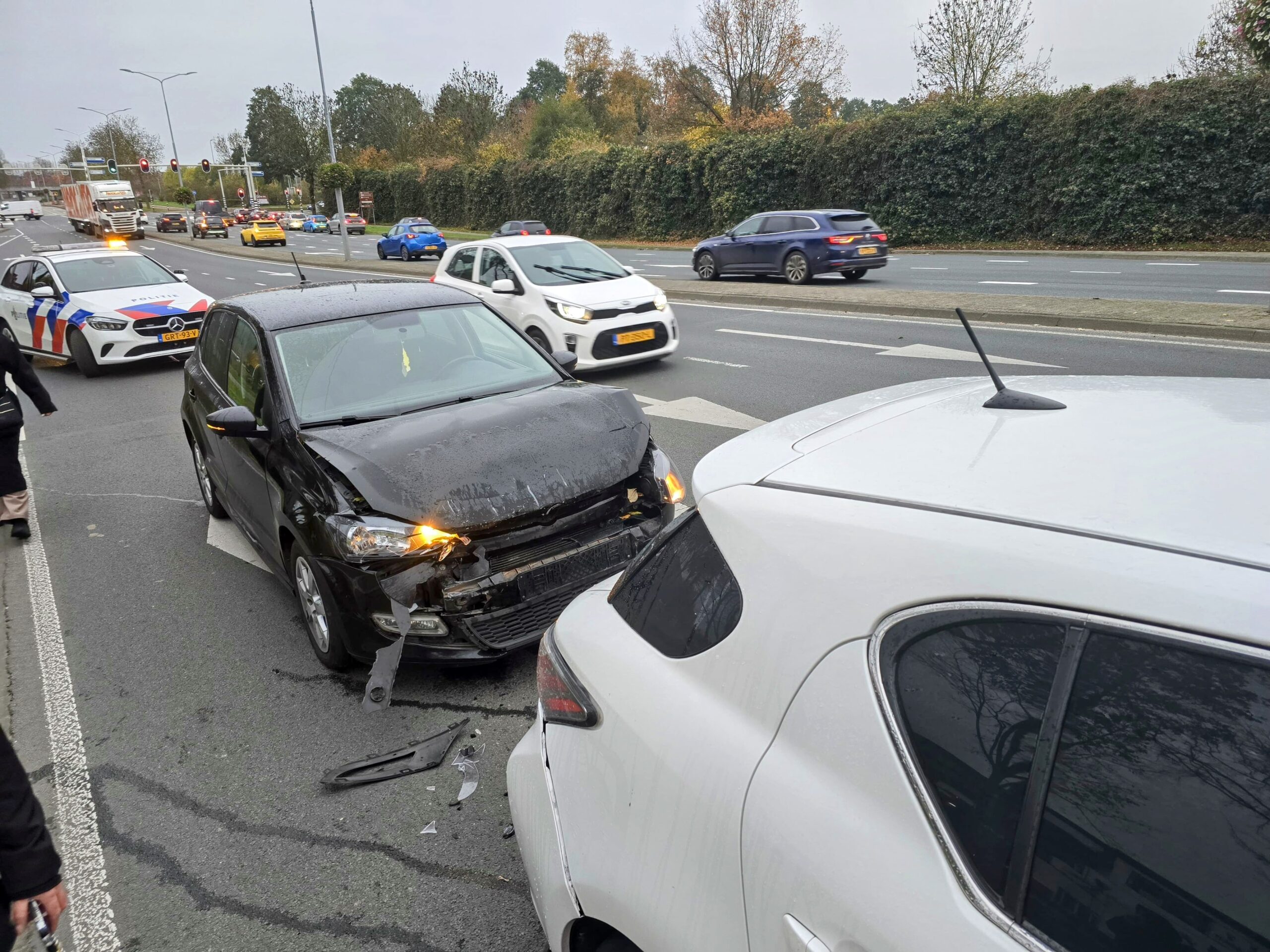 Veel schade na botsing met drie auto’s