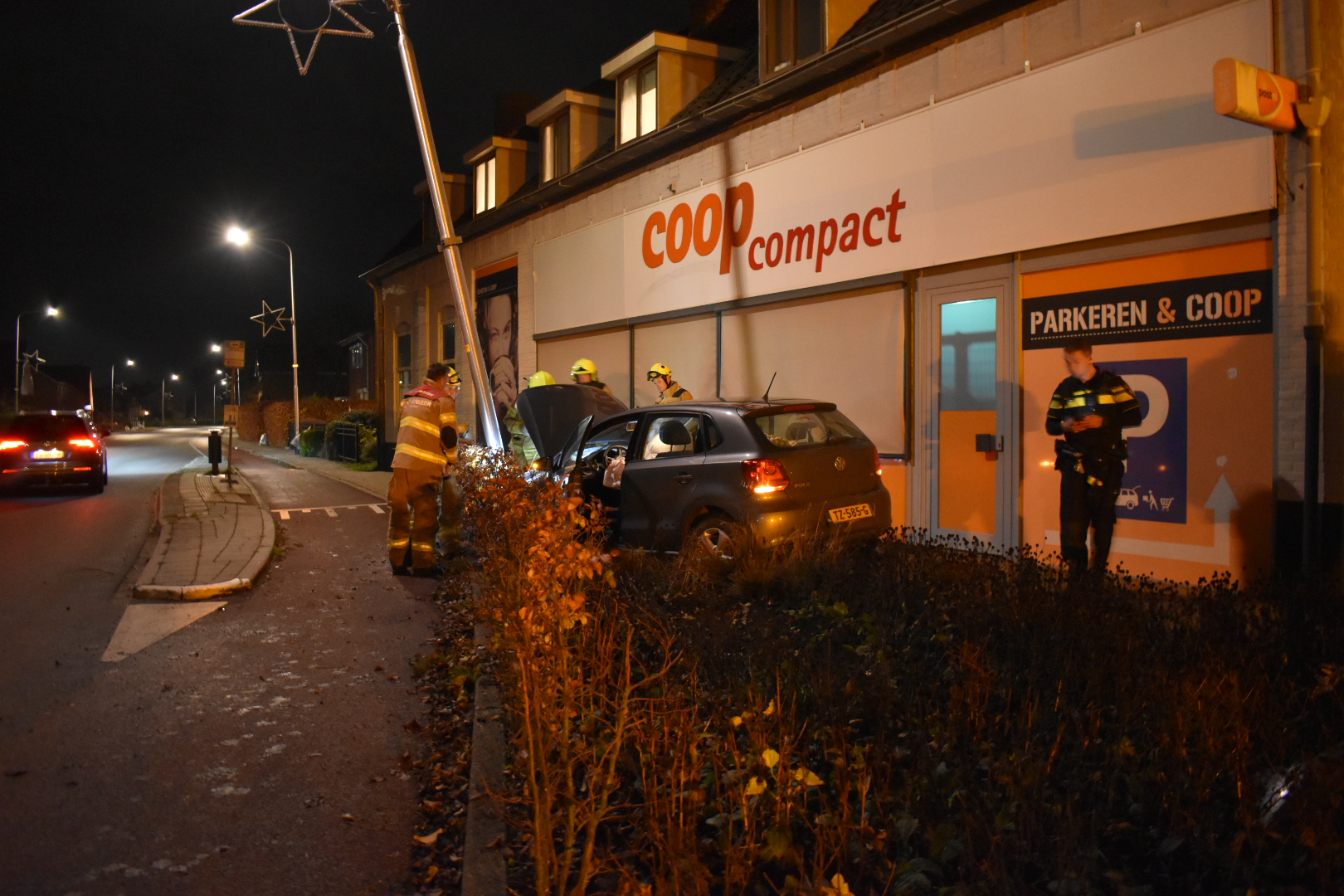 Auto vliegt uit de bocht en ramt lantaarnpaal