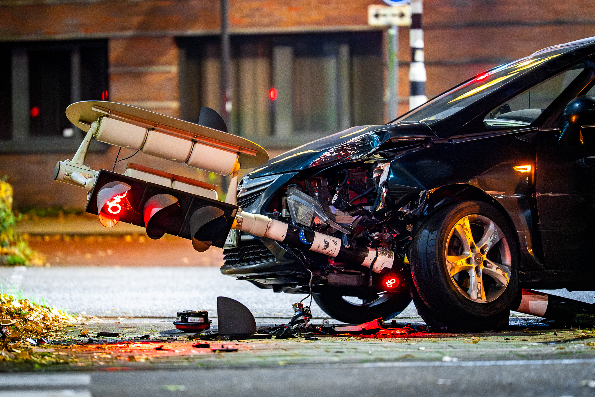 Automobilist rijdt verkeerslicht omver bij eenzijdig ongeval