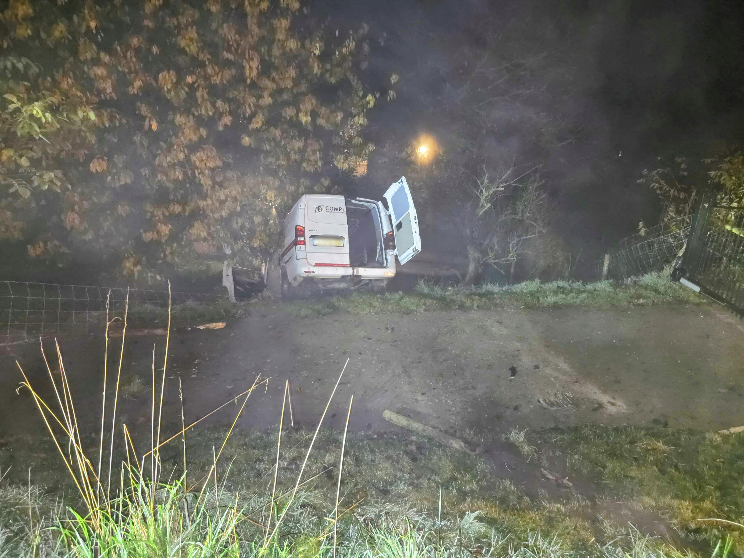 Automobilist onder invloed rijdt van dijk af