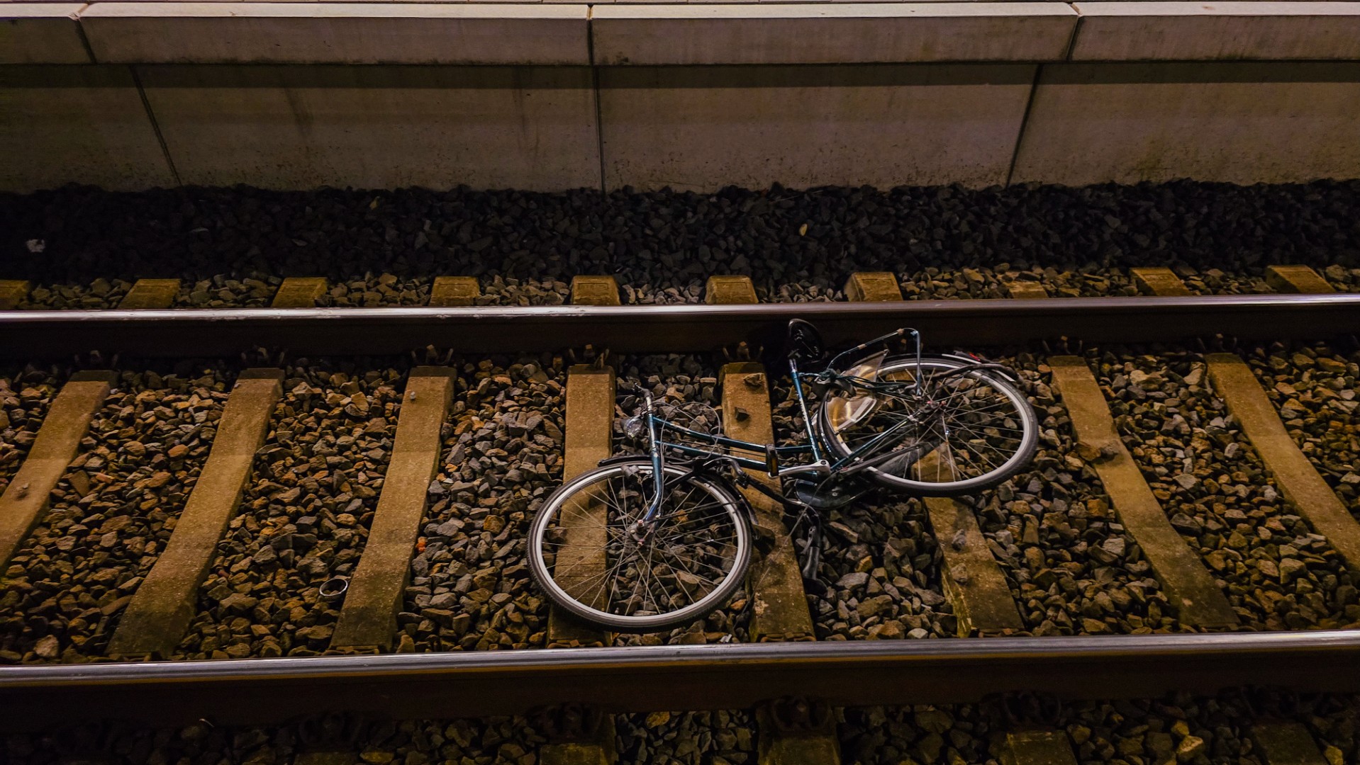 Trein rijdt over fiets op spoor, treinverkeer tijdelijk stilgelegd