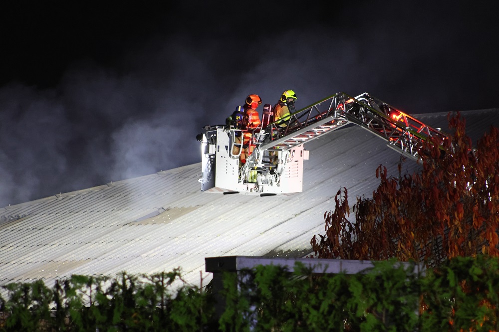Grote brand in bedrijfshal van veevoederbedrijf