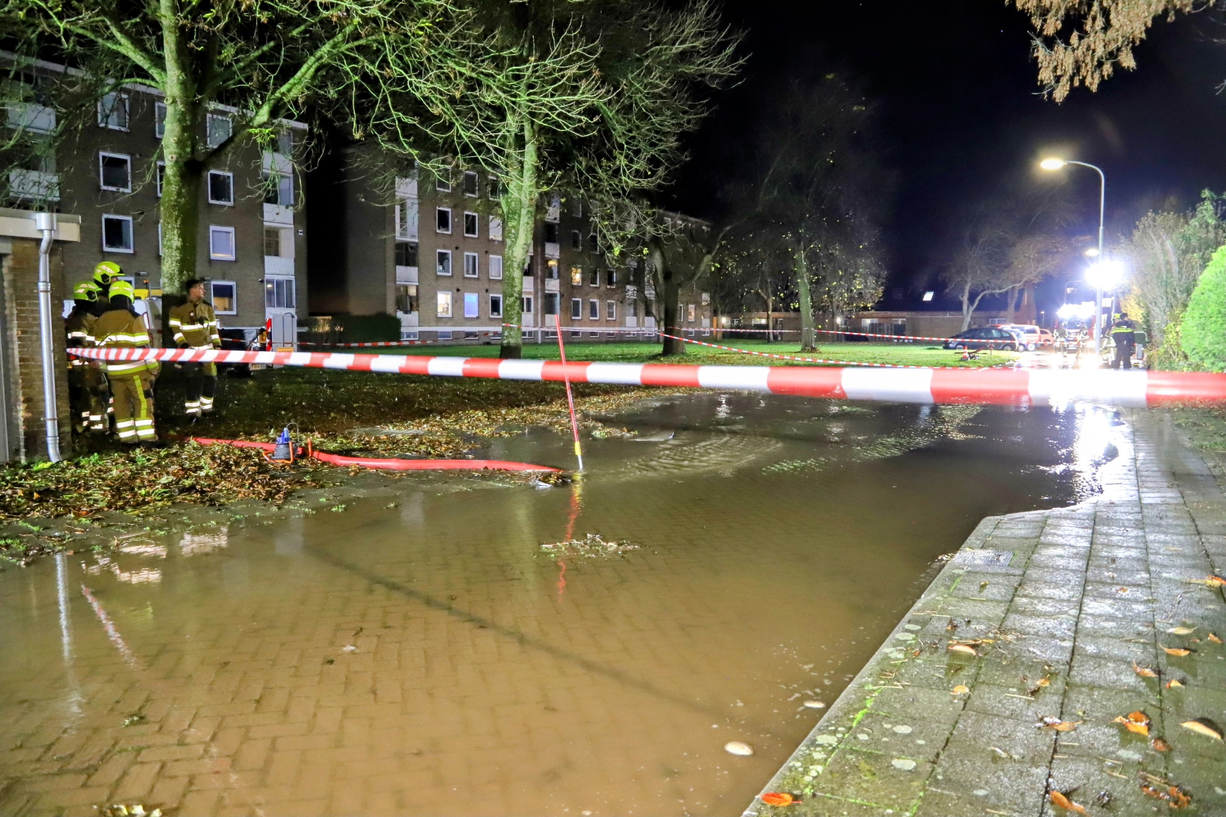 Gesprongen leiding zet straat onder water tijdens schoorsteenbrand