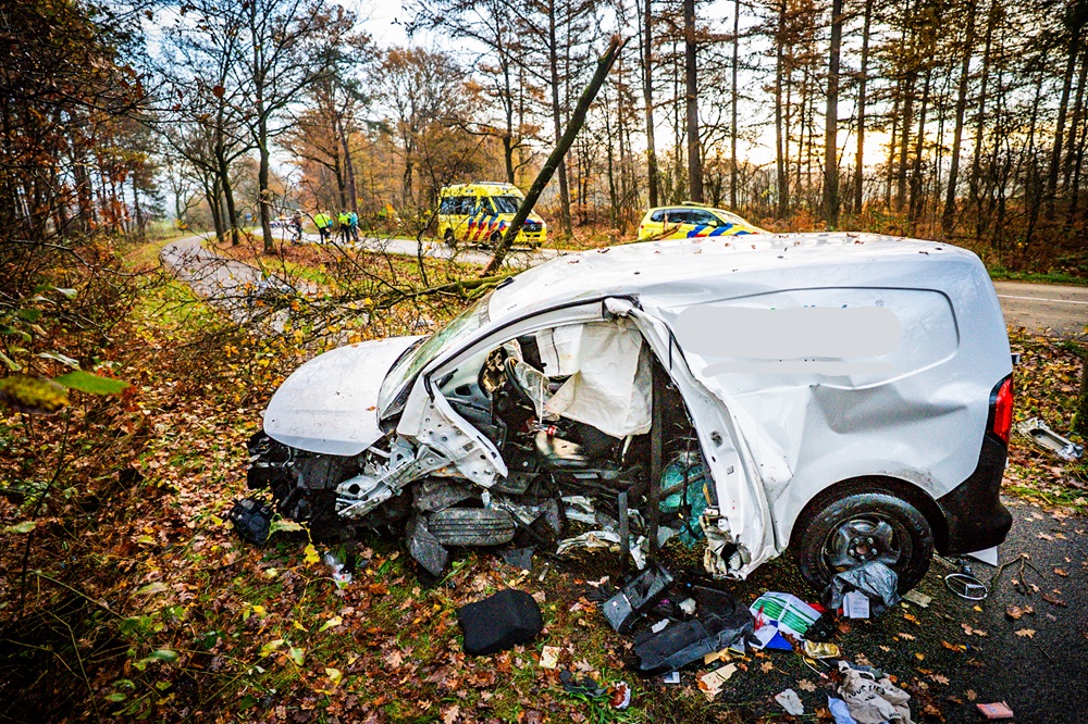 Automobilist zwaargewond door crash tegen boom