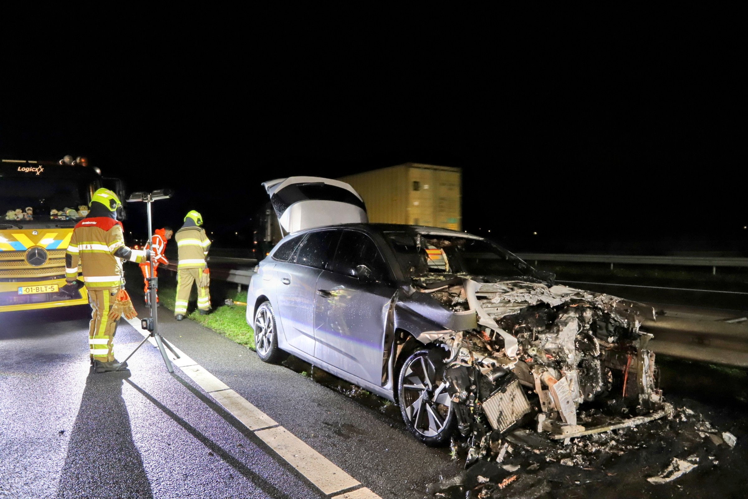 Lange file door autobrand op A15