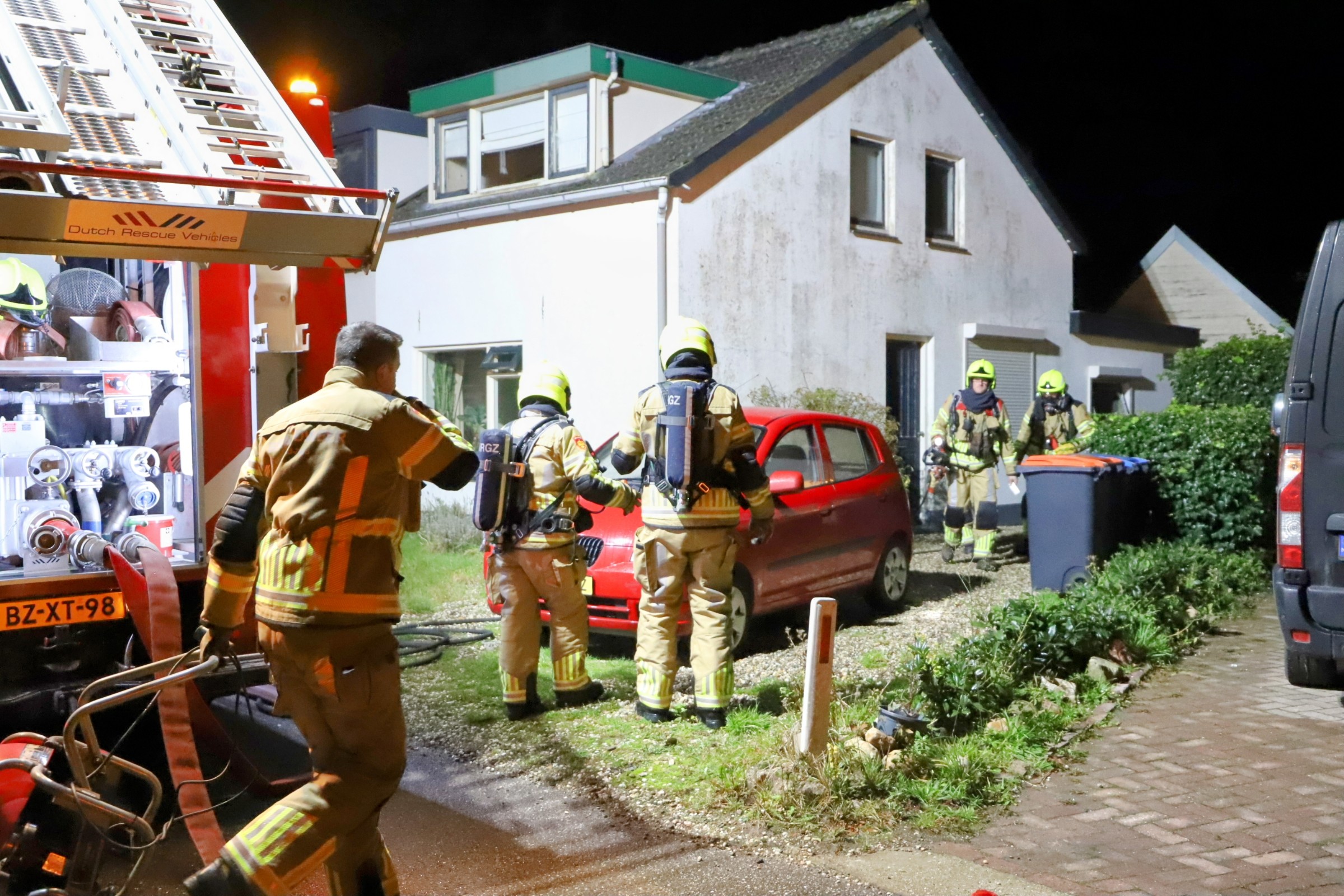 Plafond vliegt in brand, bewoner in ambulance behandeld