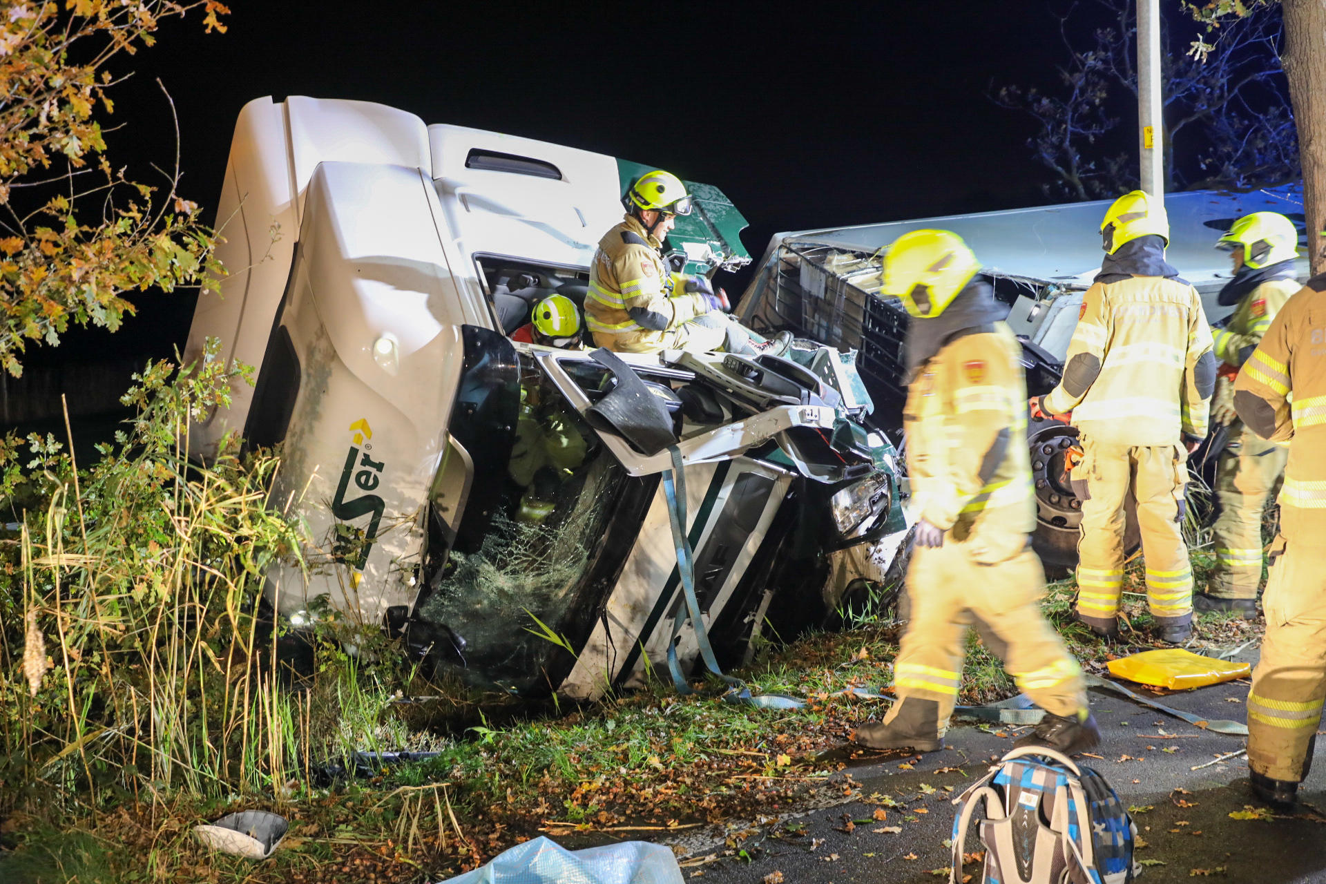 Grote ravage door ongeval, chauffeur door brandweer bevrijd
