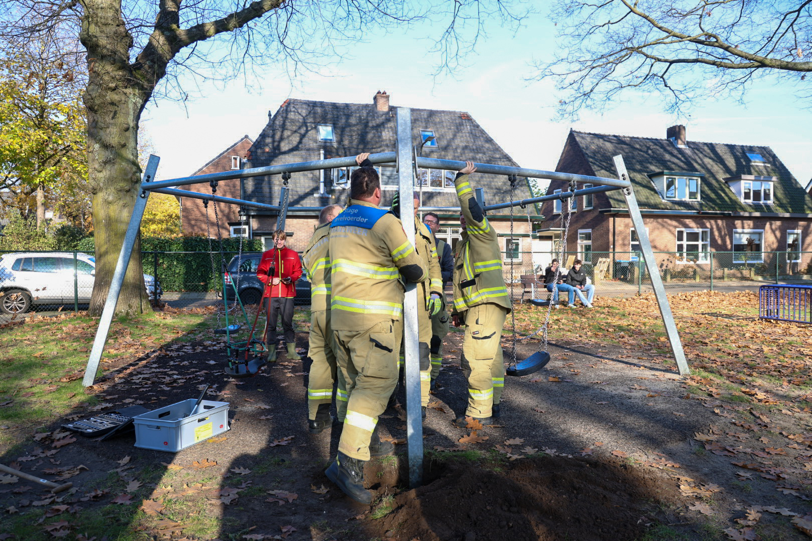 Vastzittende vogel bevrijd uit speeltoestel na inzet brandweer