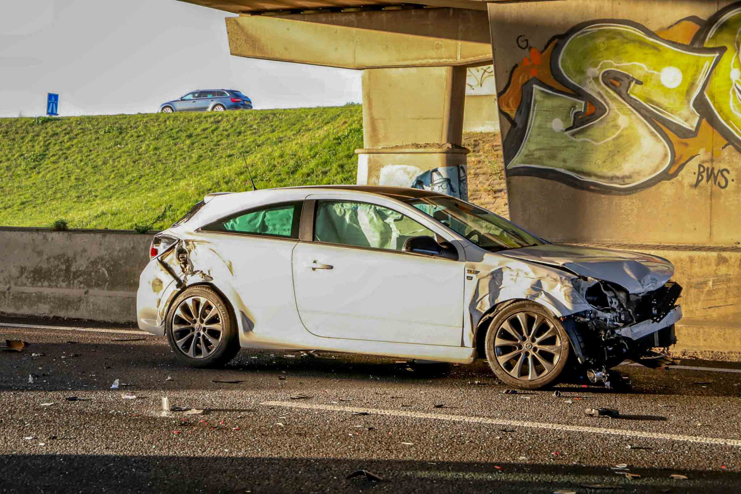 Auto’s en vrachtwagen komen met elkaar in botsing