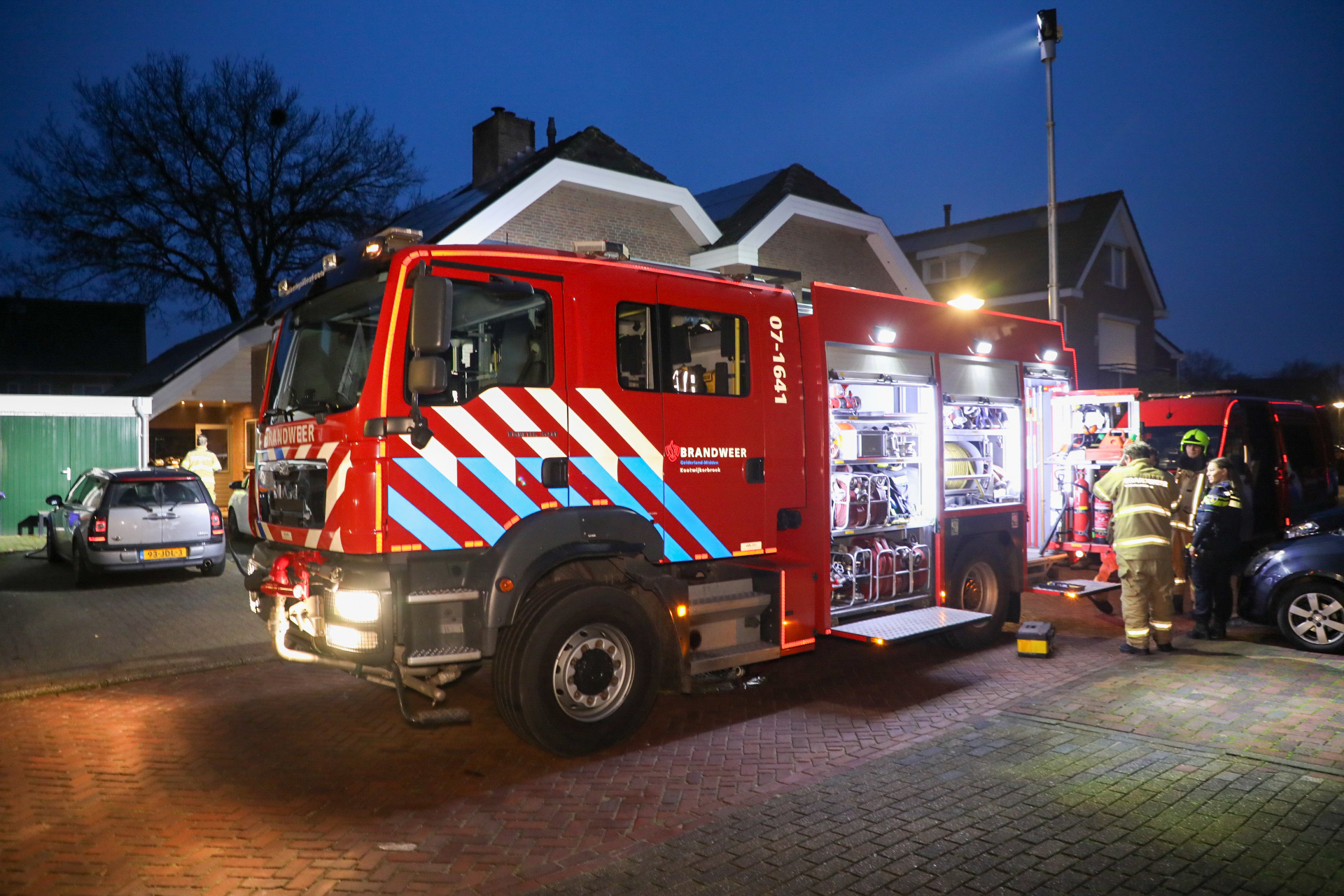 Veranda achter woning vliegt in brand