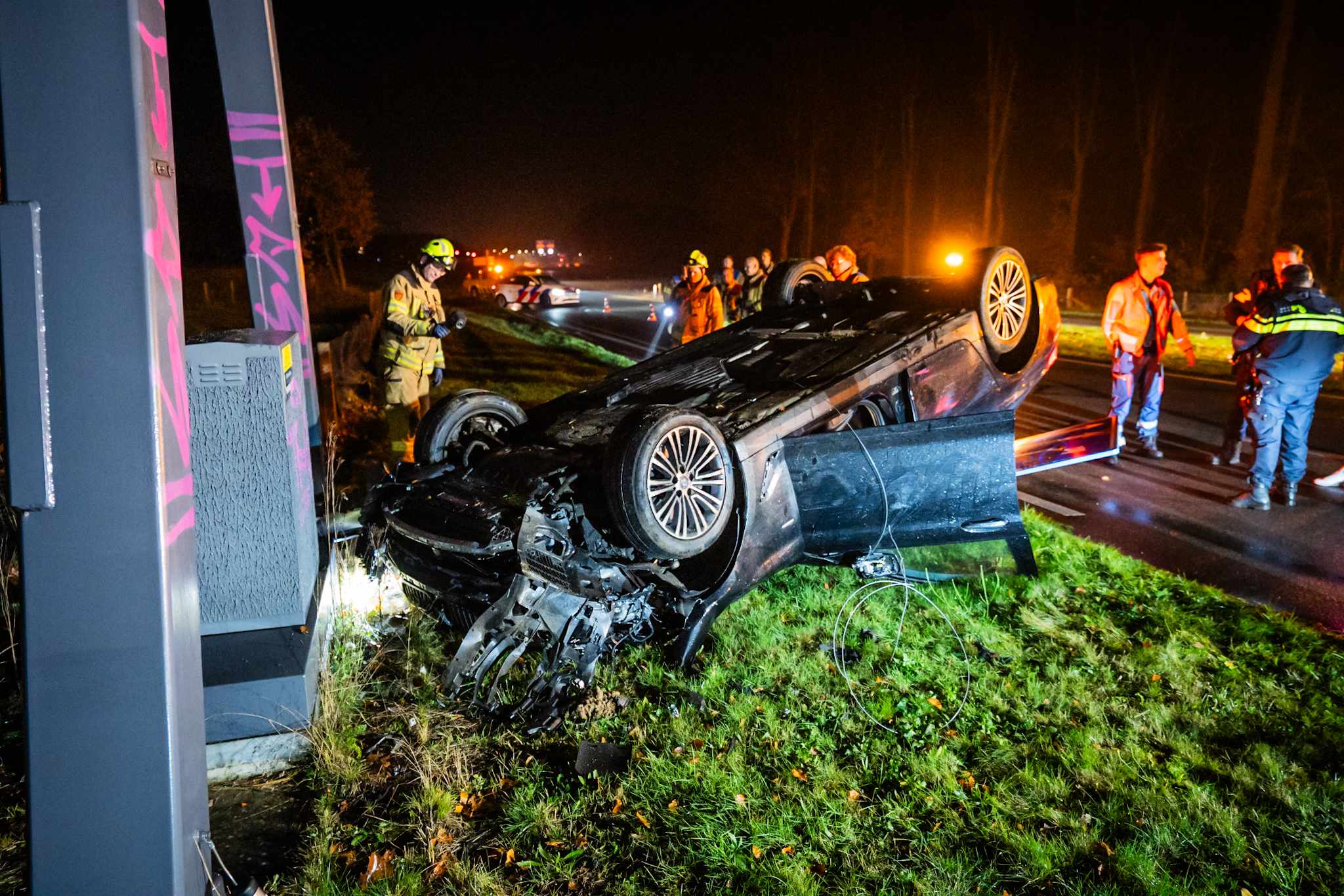 Bestuurder spoorloos na ongeval, auto zwaar beschadigd achtergelaten