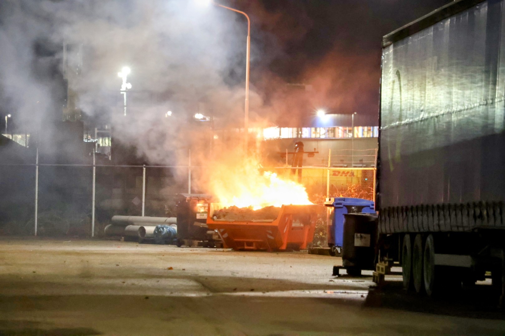 Grote container vliegt in brand bij bedrijfspand